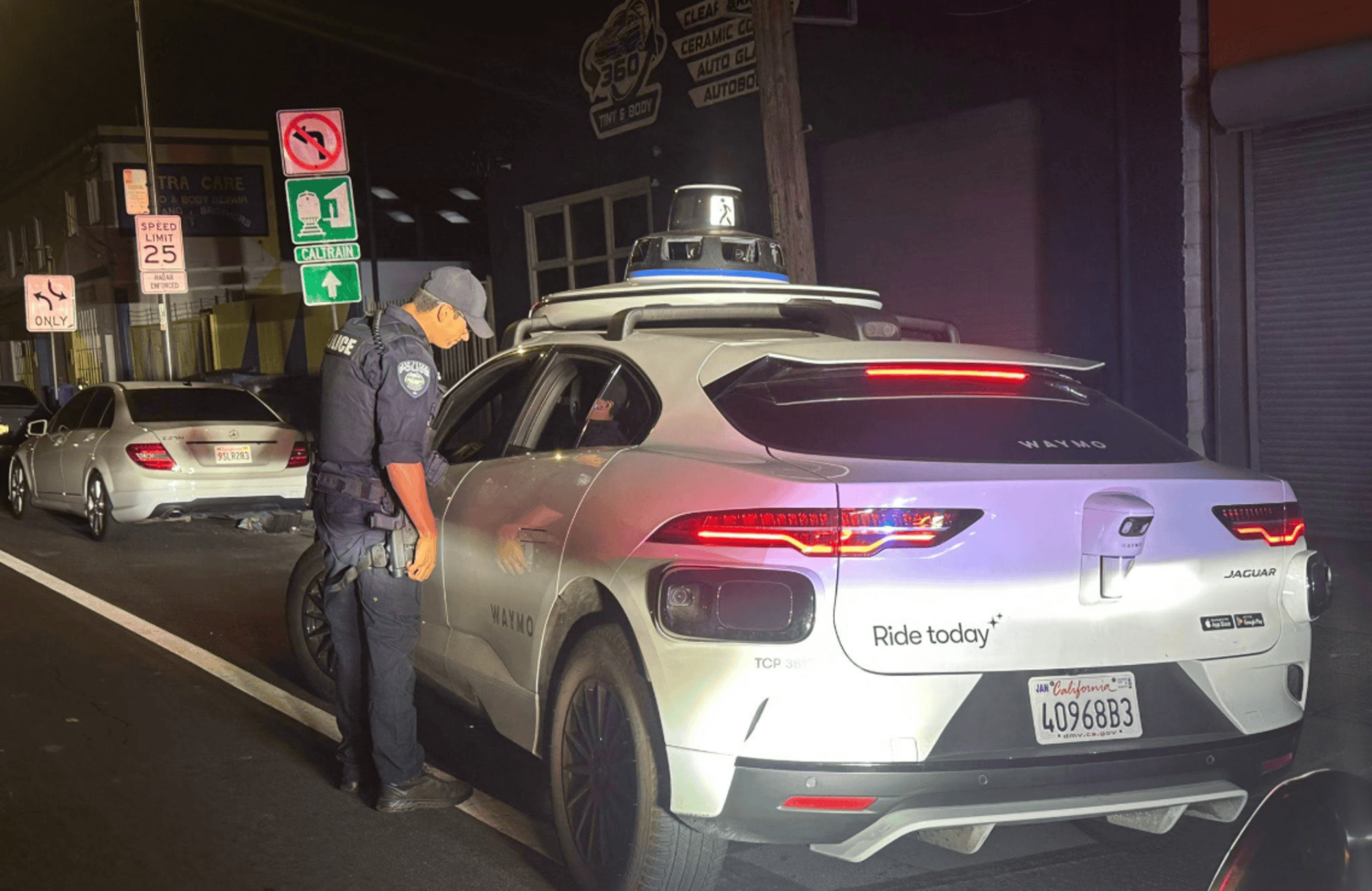 Táxi autônomo da Waymo faz conversão ilegal na Califórnia e polícia fica sem ferramenta para multar - Imagem do artigo