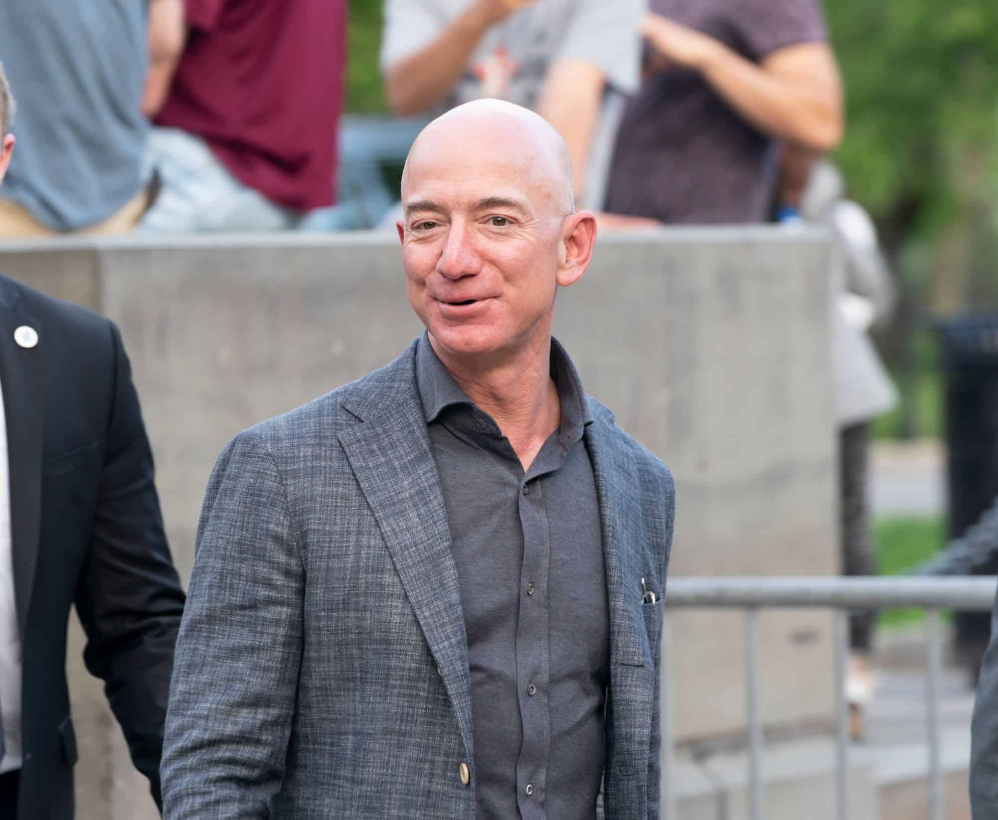 Jeff Bezos diz que inteligência artificial vive “bolha”, mas prevê impacto duradouro - Imagem do artigo