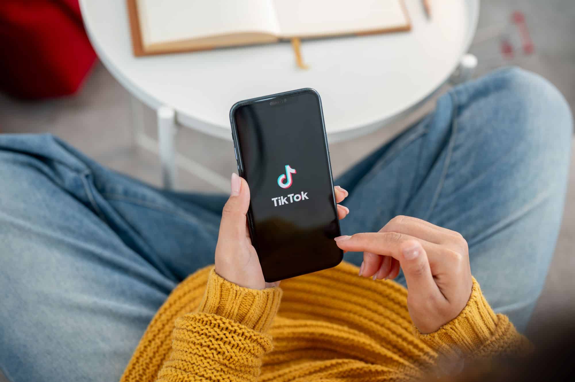 Relatório aponta que TikTok exibe pornografia a perfis de adolescentes de 13 anos - Imagem do artigo