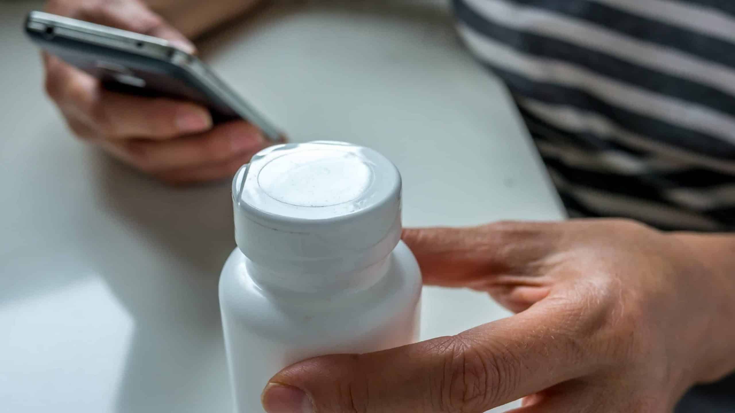 Governo busca importar fomepizol após mortes por bebidas adulteradas com metanol - Imagem do artigo