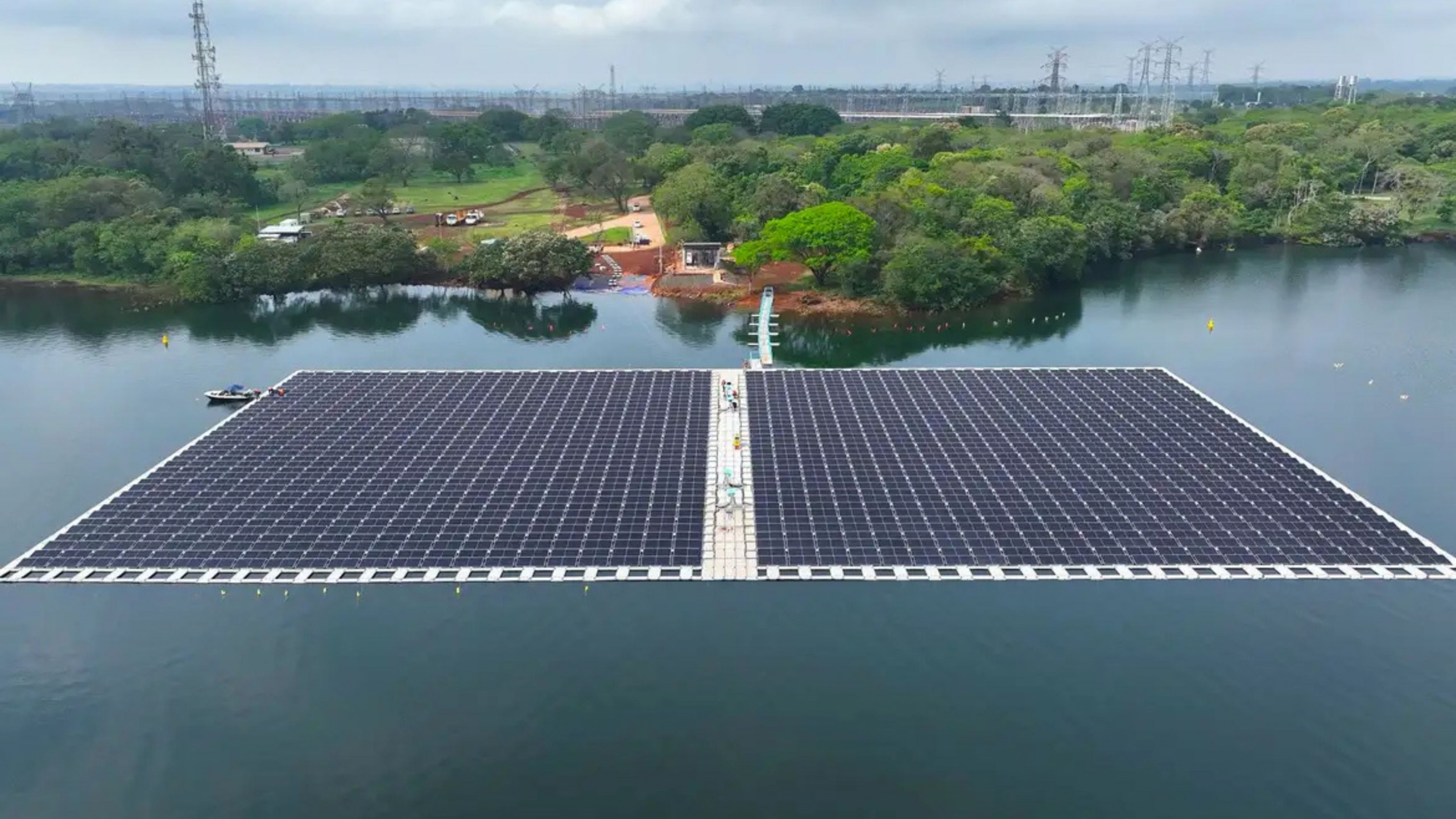Itaipu finaliza montagem de ilha solar flutuante e inicia testes em novembro - Imagem do artigo