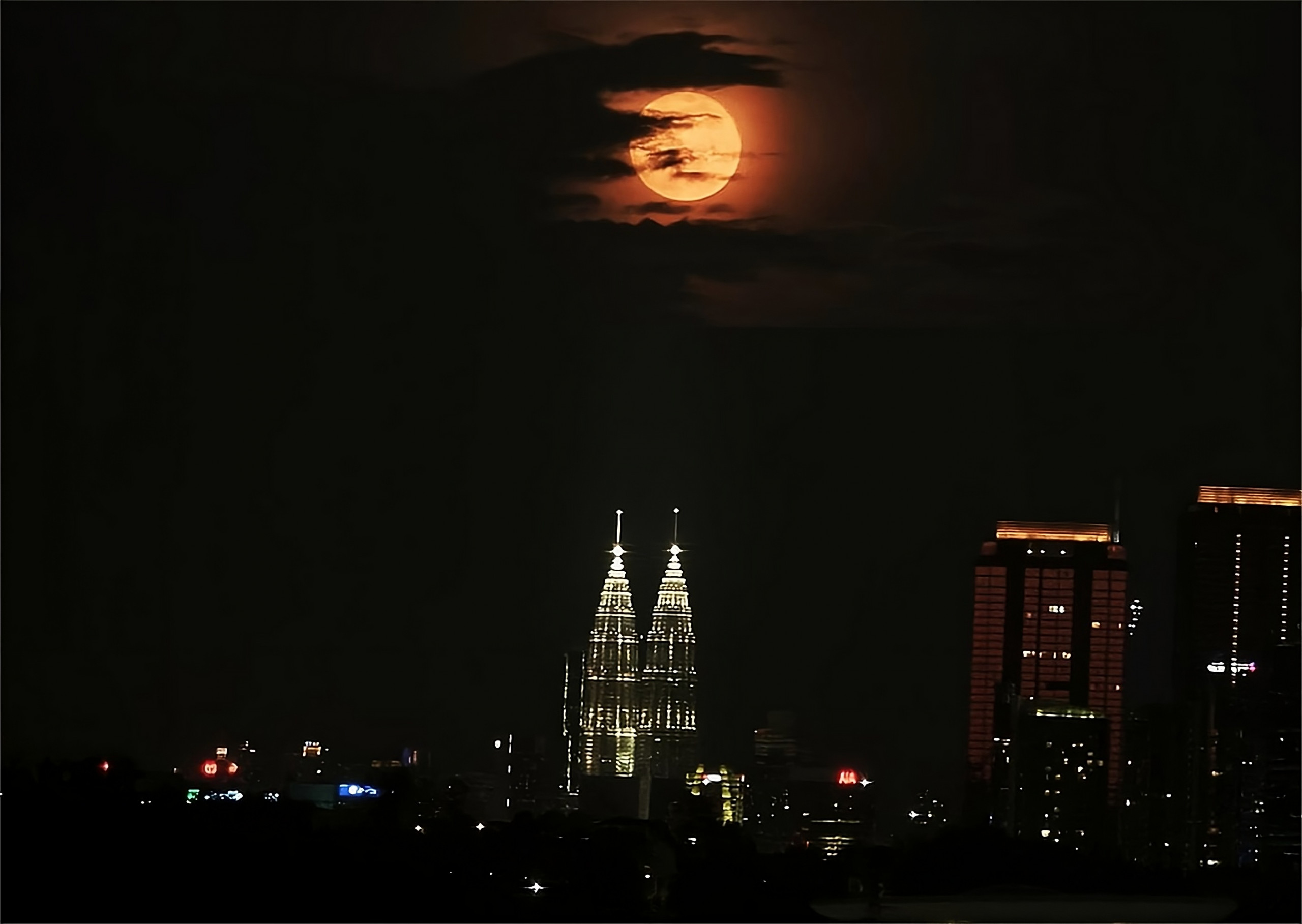 Primeira Superlua de 2025 brilha 30% mais forte e encanta observadores ao redor do mundo - Imagem do artigo