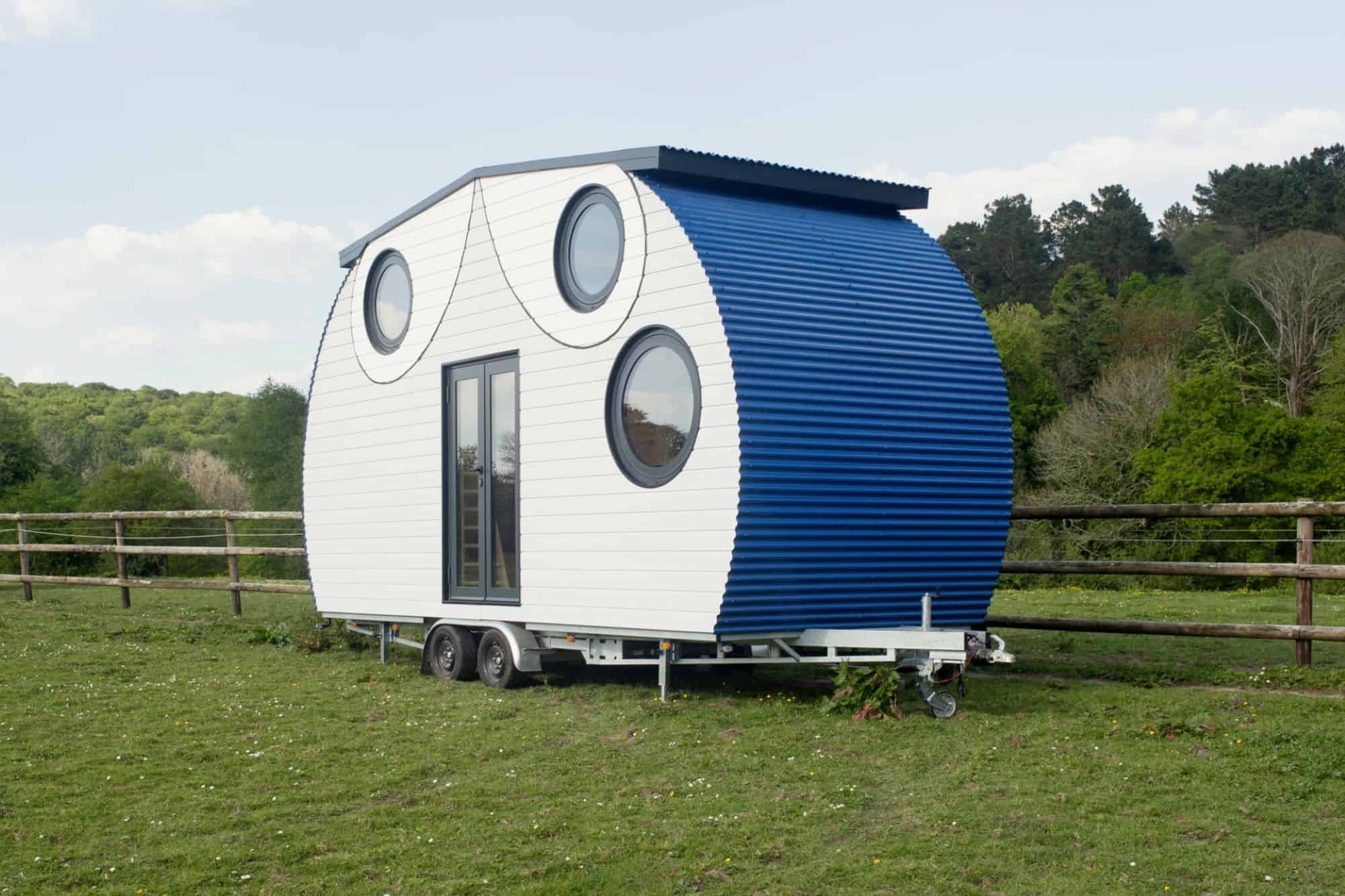 Casa minúscula francesa une design inspirado em coruja e espaço para seis moradores - Imagem do artigo
