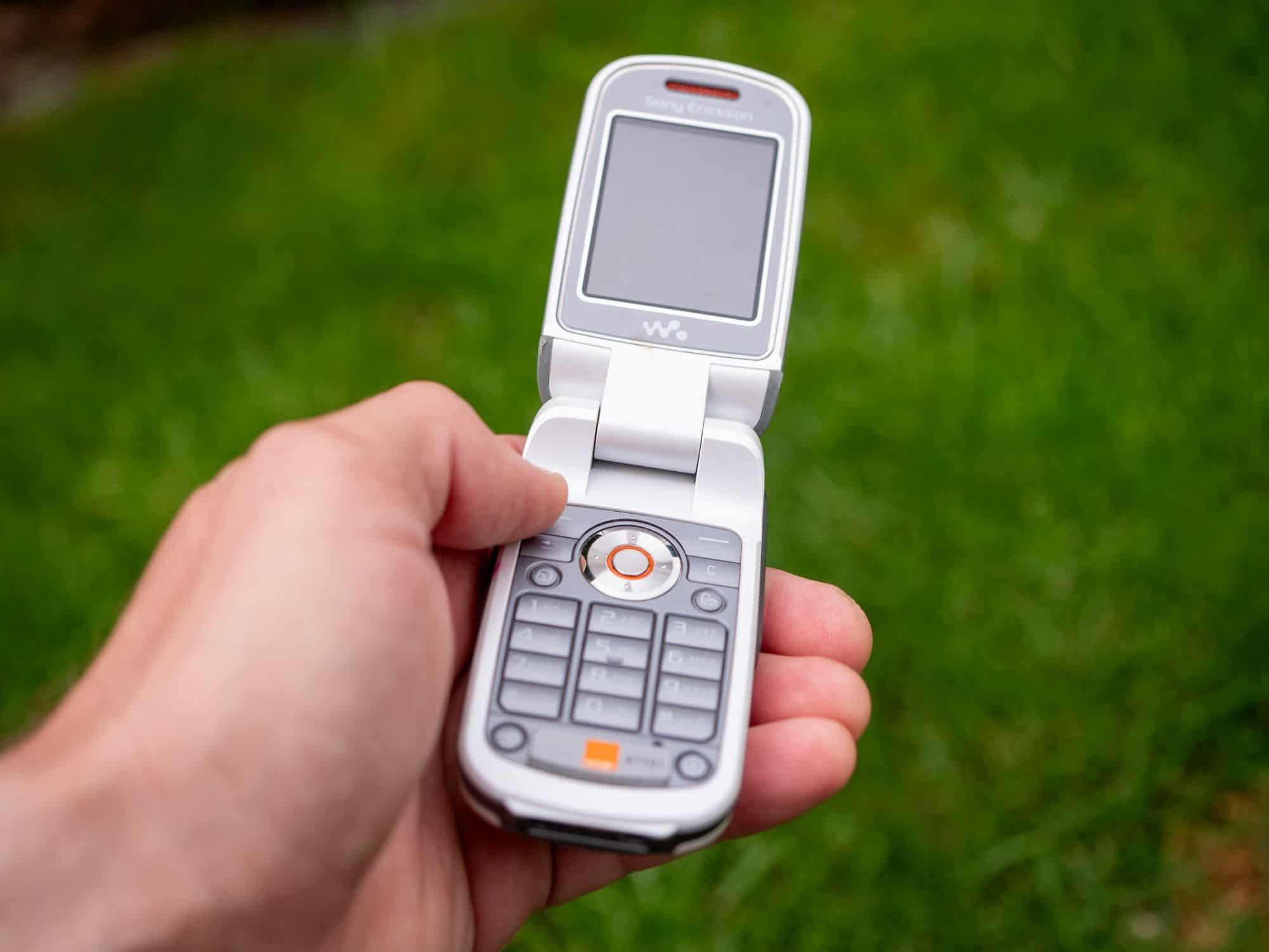 Jovens da geração Z trocam smartphones por CDs, câmeras digitais e celulares flip - Imagem do artigo