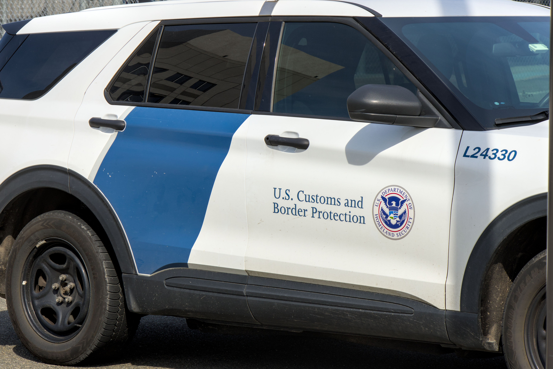 ICE gasta US$ 825 mil em veículos equipados com simuladores de torres de celular - Imagem do artigo