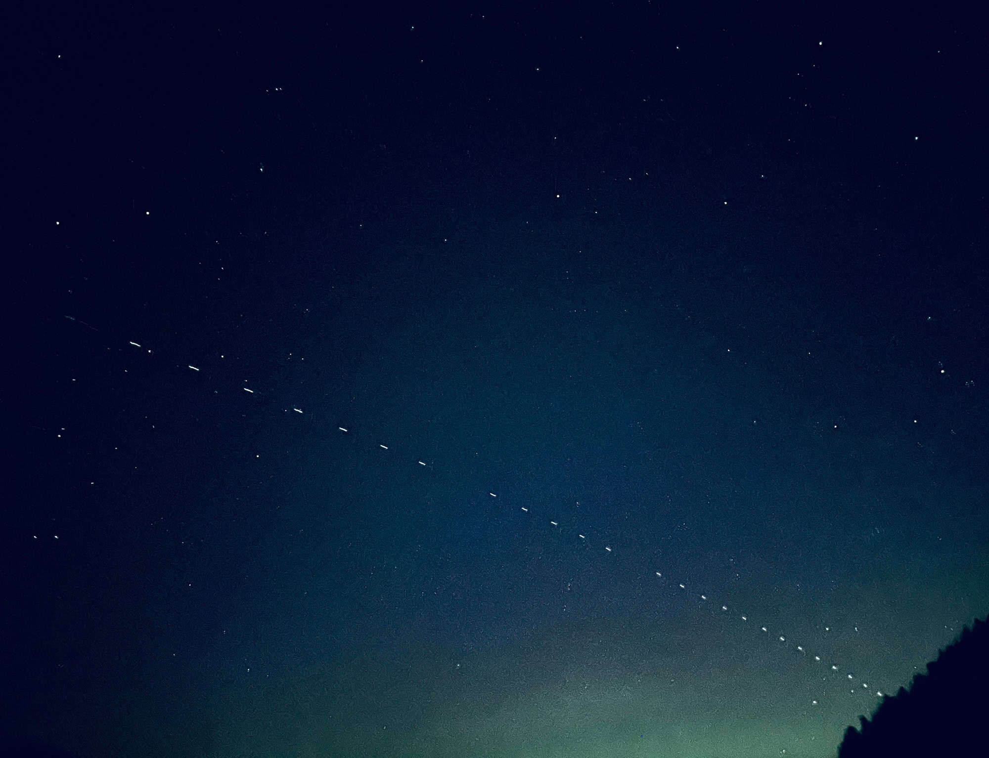 Astronauta capta trem de satélites Starlink cruzando auroras a partir da ISS - Imagem do artigo