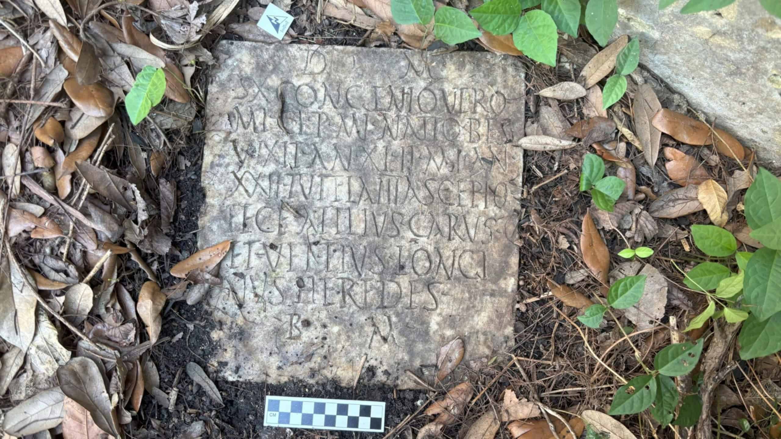 Casal descobre lápide romana de 1.900 anos no quintal em Nova Orleans - Imagem do artigo