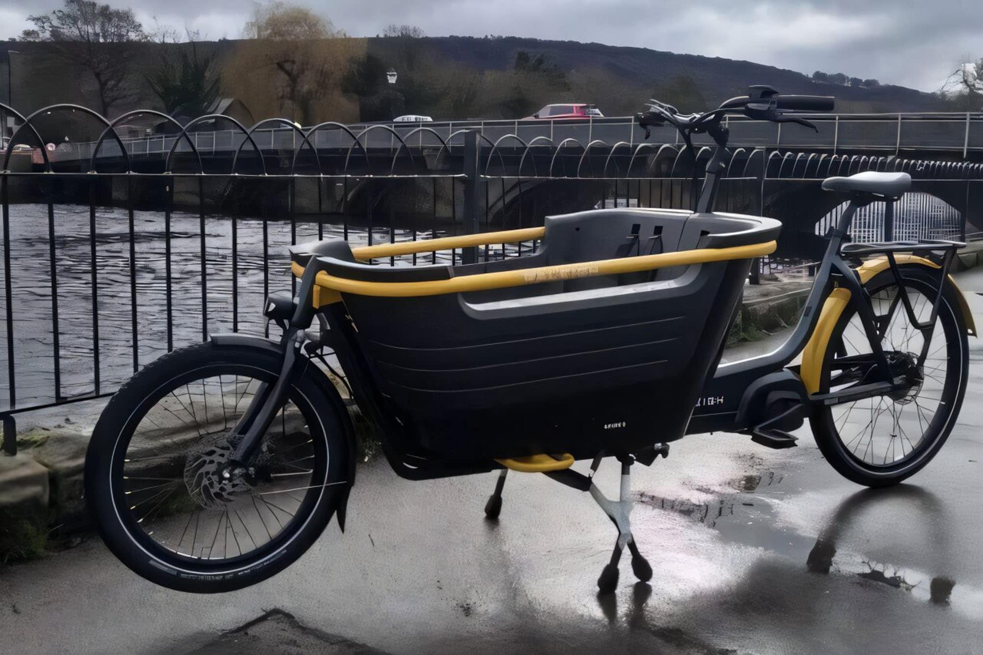 Bicicletas elétricas de carga ganham espaço e substituem viagens curtas de carro em famílias europeias - Imagem do artigo