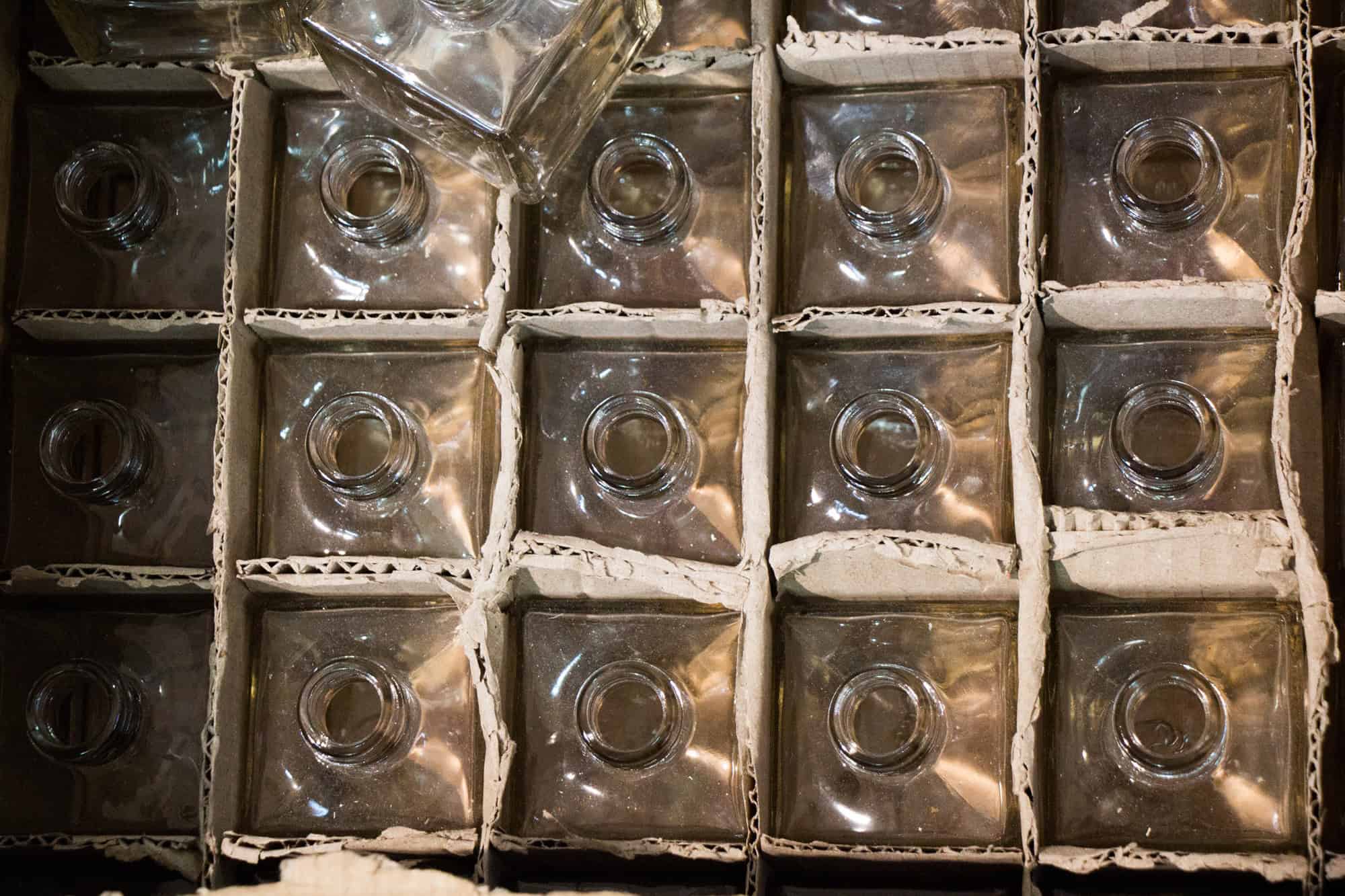 Facebook retira do ar grupo que vendia garrafas de bebidas para falsificação - Imagem do artigo