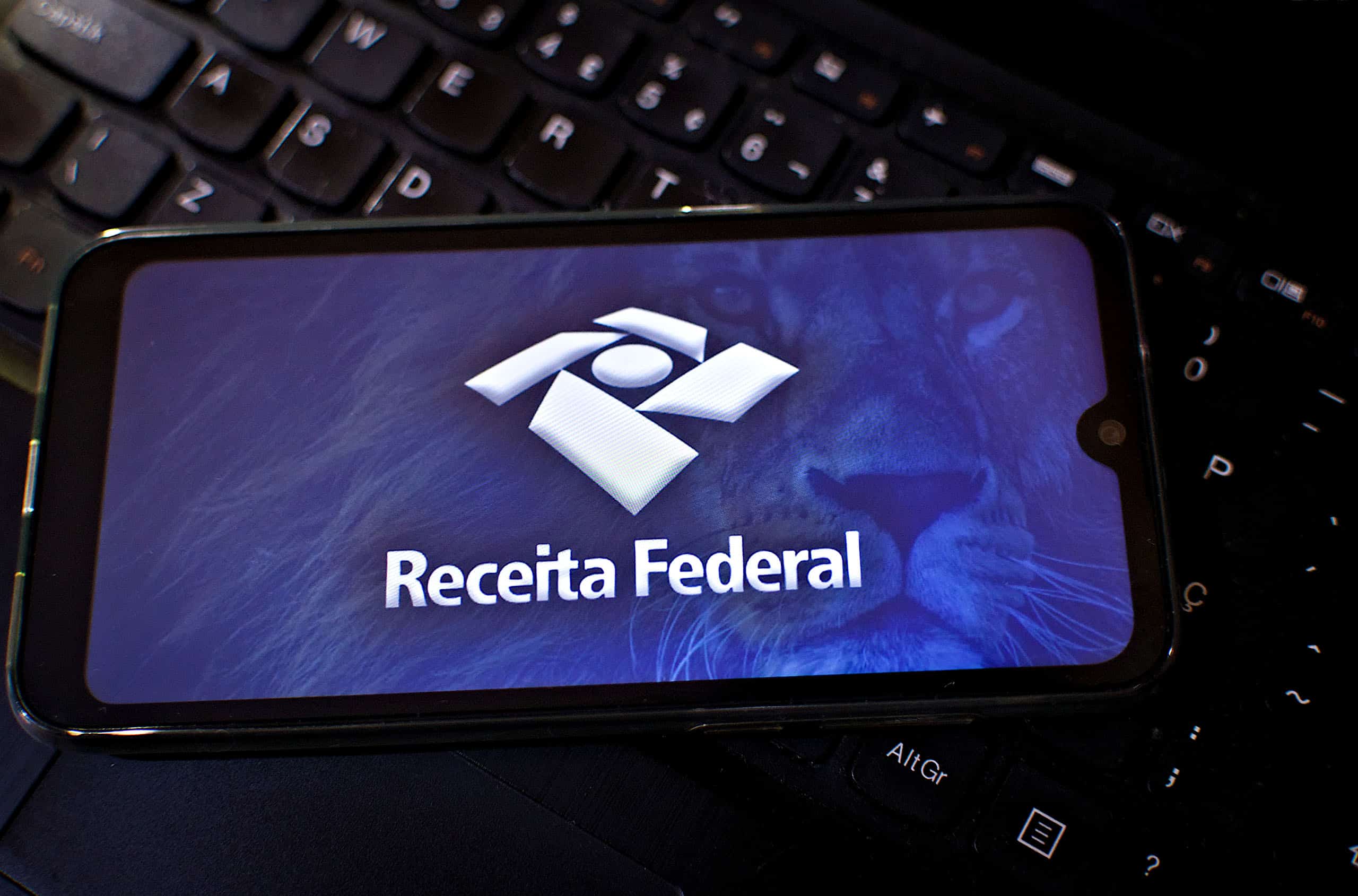 Receita Federal leiloa iPhone 14 a partir de R$ 1,5 mil e Ford Fiesta por R$ 2,5 mil - Imagem do artigo