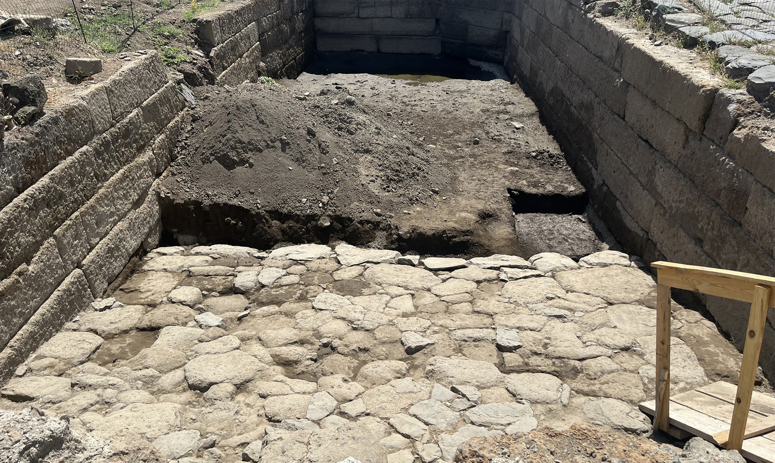 Bacia de pedra de 250 a.C. é identificada no centro da antiga cidade de Gabii - Imagem do artigo