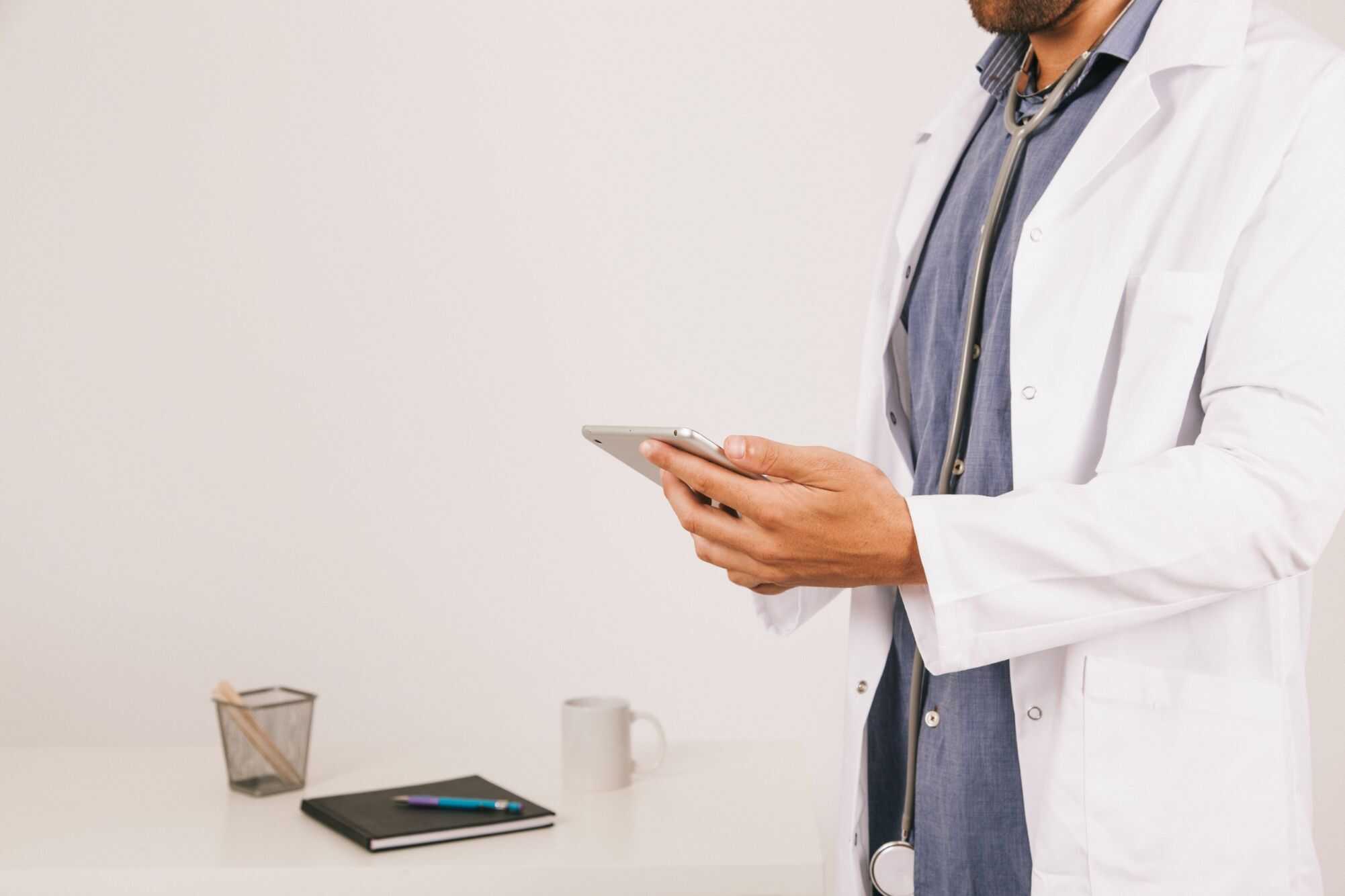 IA e WhatsApp reduzem burocracia tributária para médicos no Brasil - Imagem do artigo