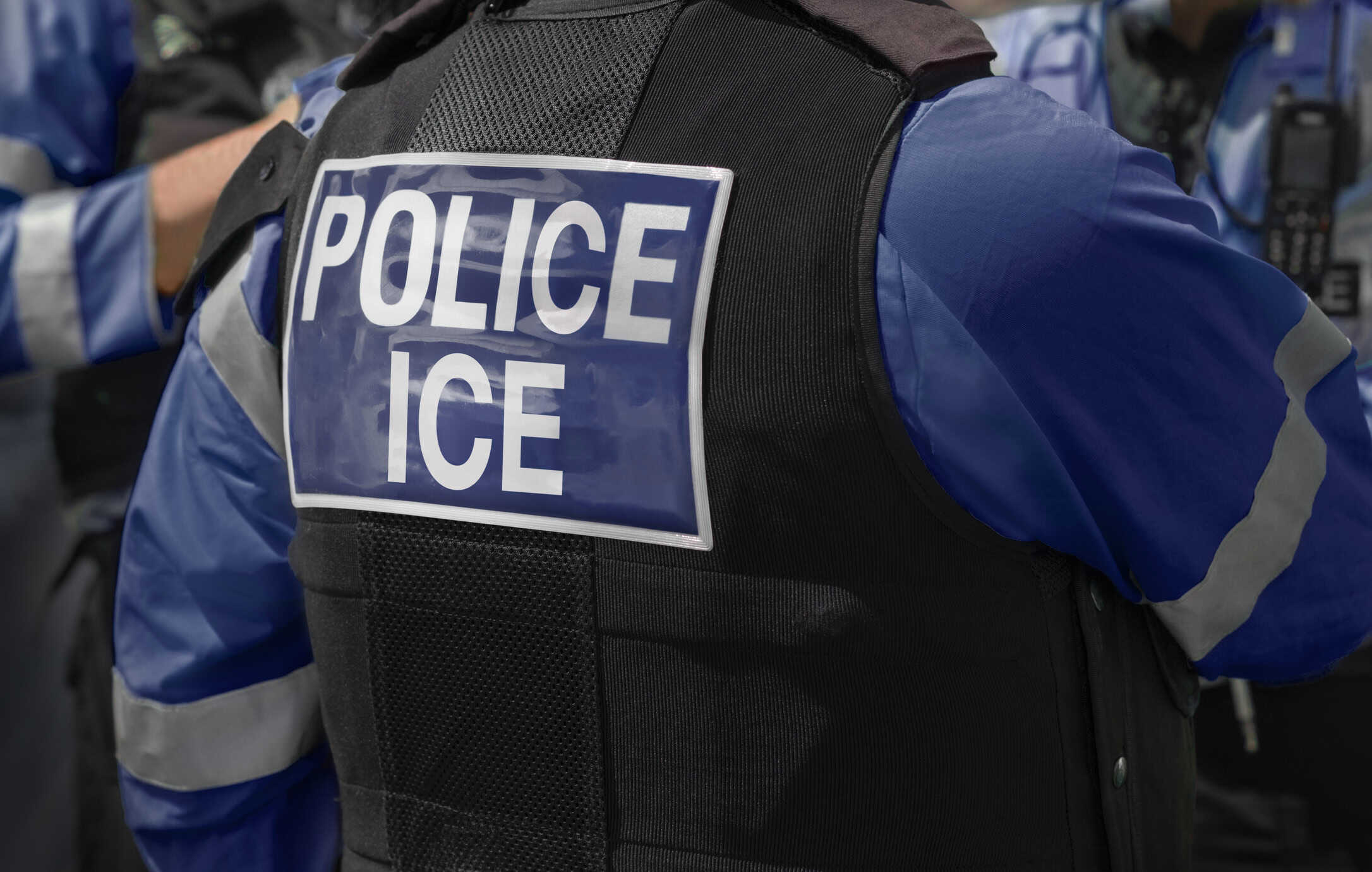 ICE reforça vigilância com inteligência artificial para rastrear imigrantes e opositores nos EUA - Imagem do artigo