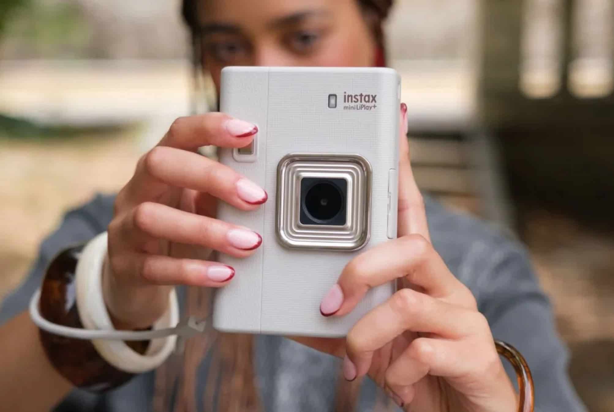 Fujifilm revela Instax Mini LiPlay+ com dupla câmera, gravação de áudio e novo filme Soft Glitter - Imagem do artigo