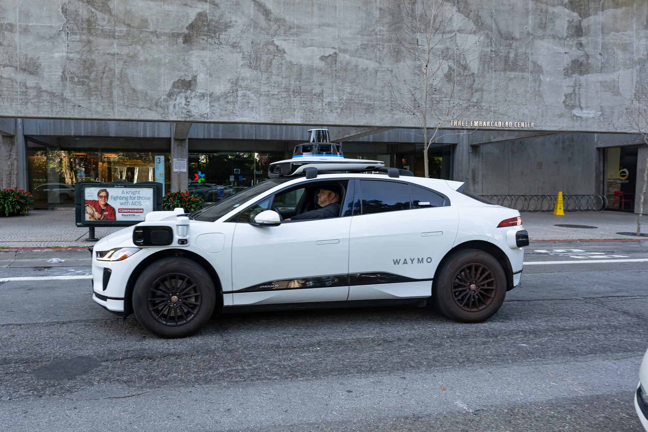 NHTSA abre investigação após robotáxi da Waymo contornar ônibus escolar parado nos EUA - Imagem do artigo