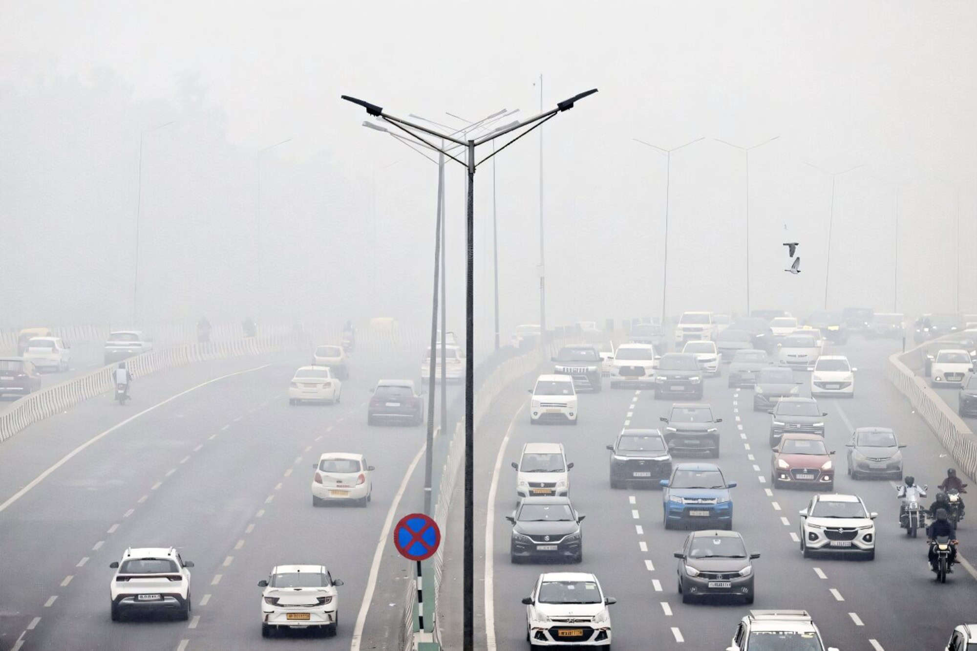 Níveis de poluição em Nova Déli alcançam 16 vezes o limite diário indicado pela OMS - Imagem do artigo