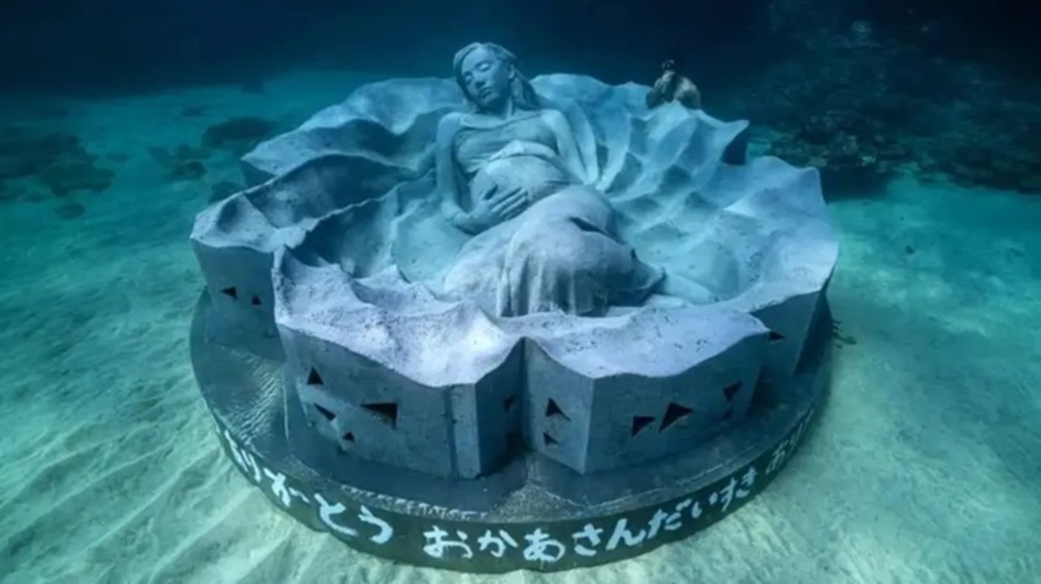 Escultura submersa de 45 toneladas vira novo recife artificial em Tokunoshima - Imagem do artigo