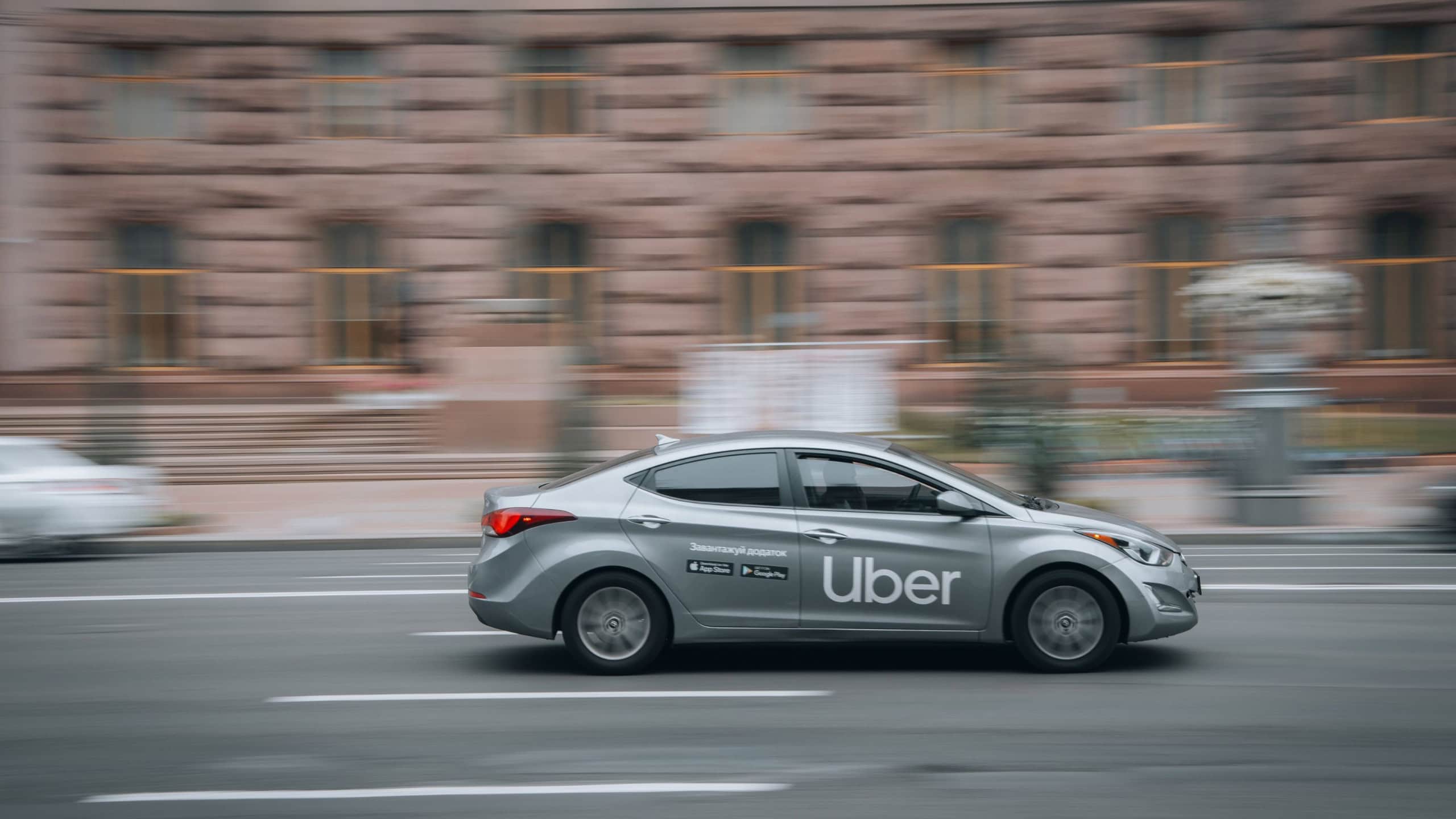 Uber endurece critérios e restringe carros nas categorias Comfort e Black a partir de 2026 - Imagem do artigo