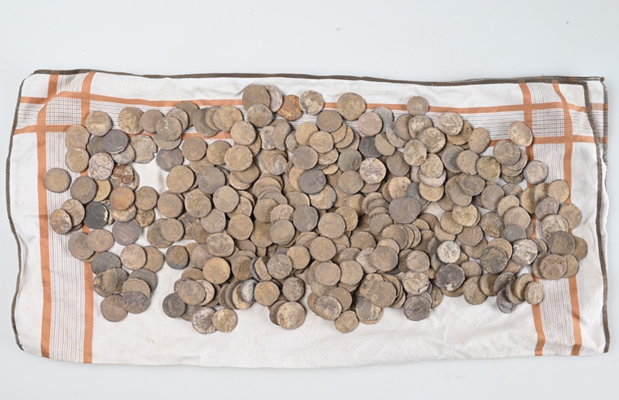 Tesouro romano com 450 moedas é revelado anos após achado clandestino na Alemanha - Imagem do artigo