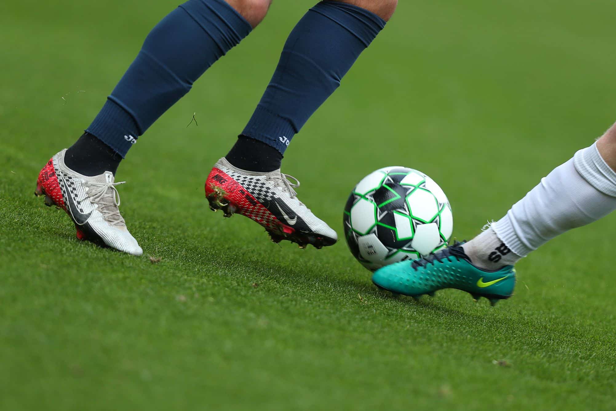 Lesões no pé e tornozelo e uso de cortisona elevam risco de osteoartrite em ex-jogadores de futebol, indica estudo - Imagem do artigo