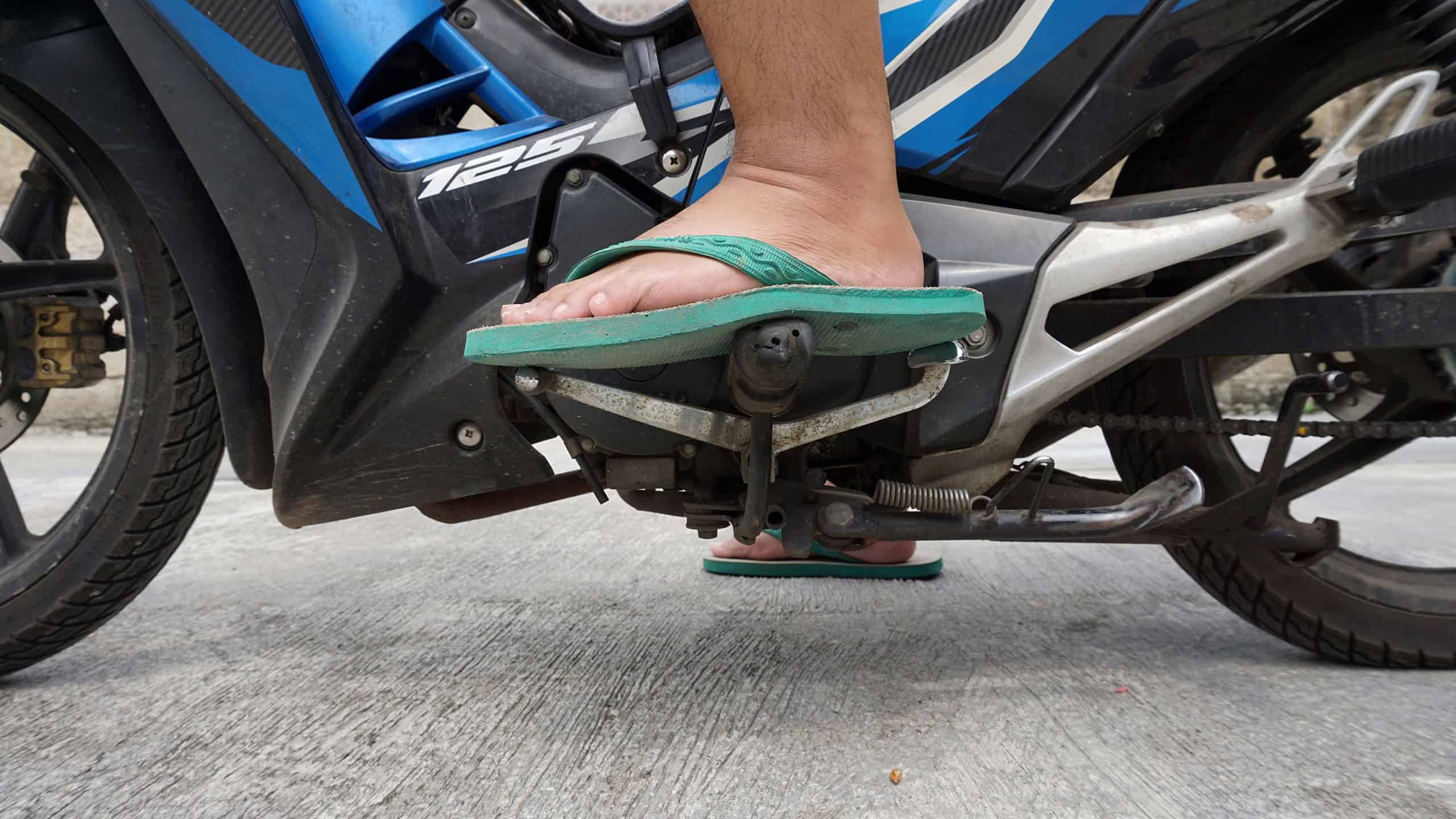 CTB veta dirigir de chinelo; condução descalça não é infração - Imagem do artigo