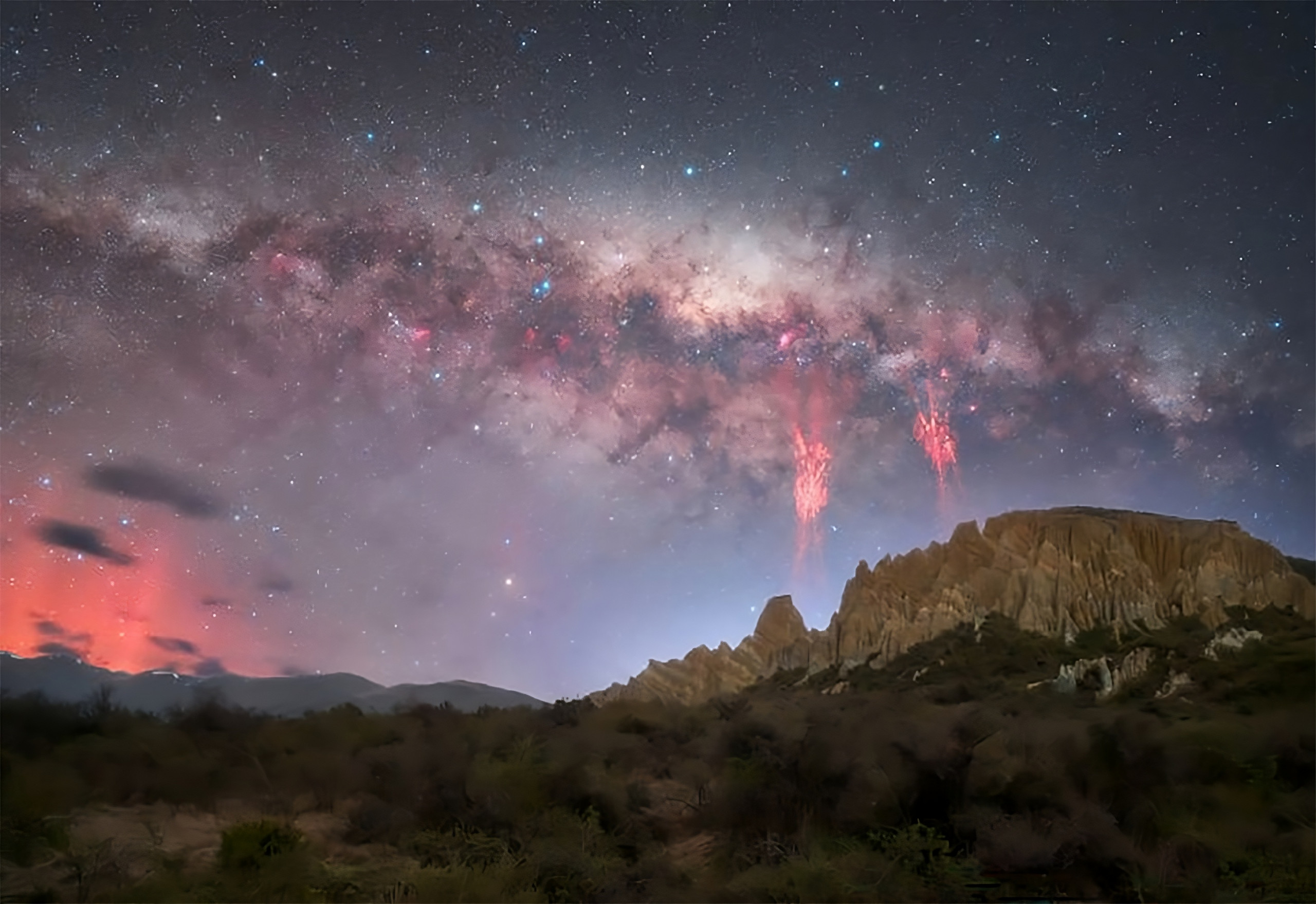 Sprites vermelhos com a Via Láctea ao fundo são fotografados na Nova Zelândia - Imagem do artigo