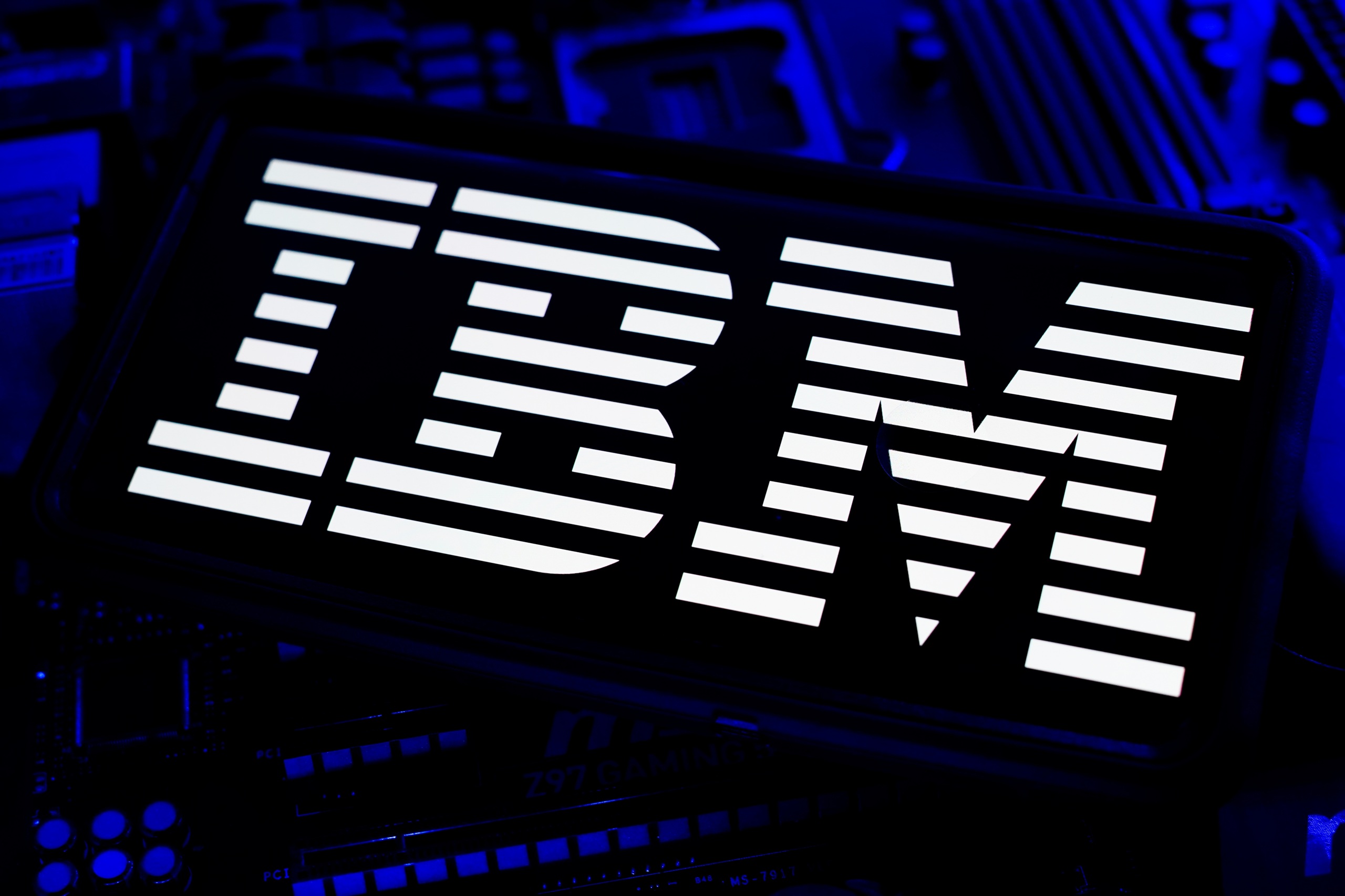 IBM roda algoritmo de correção de erros quânticos em chip FPGA da AMD e dá passo rumo à computação quântica comercial - Imagem do artigo