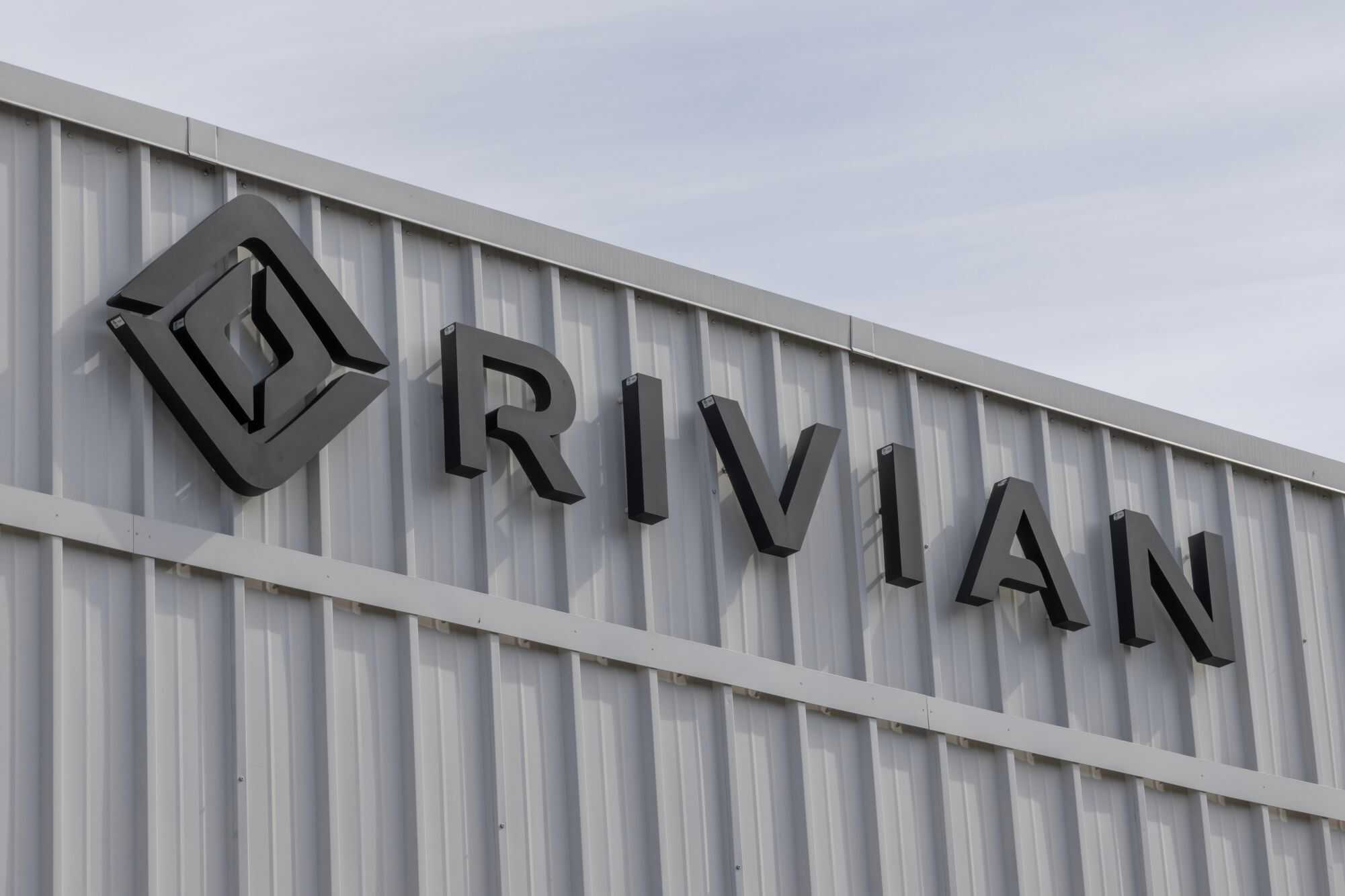Rivian desembolsa US$ 250 milhões para encerrar processo de acionistas e mantém foco no modelo R2 - Imagem do artigo