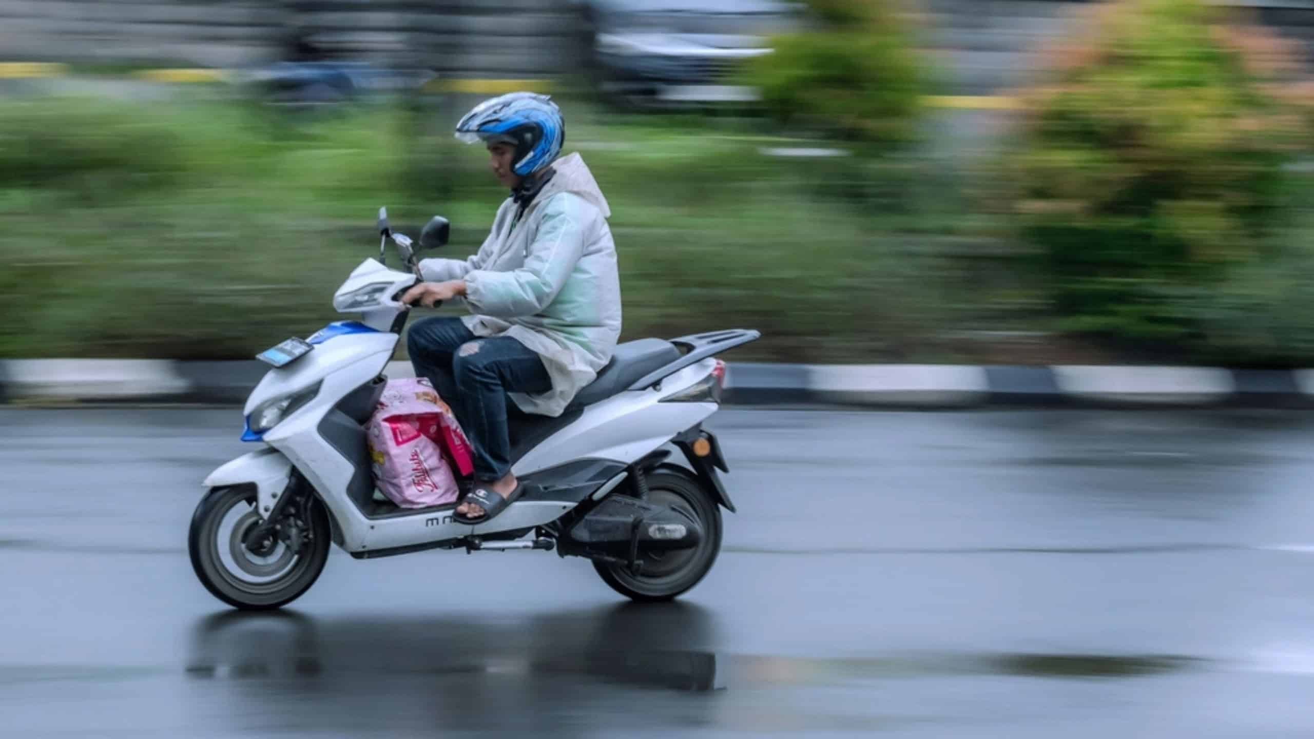 Motos e patinetes elétricos: até onde a chuva é segura? - Imagem do artigo