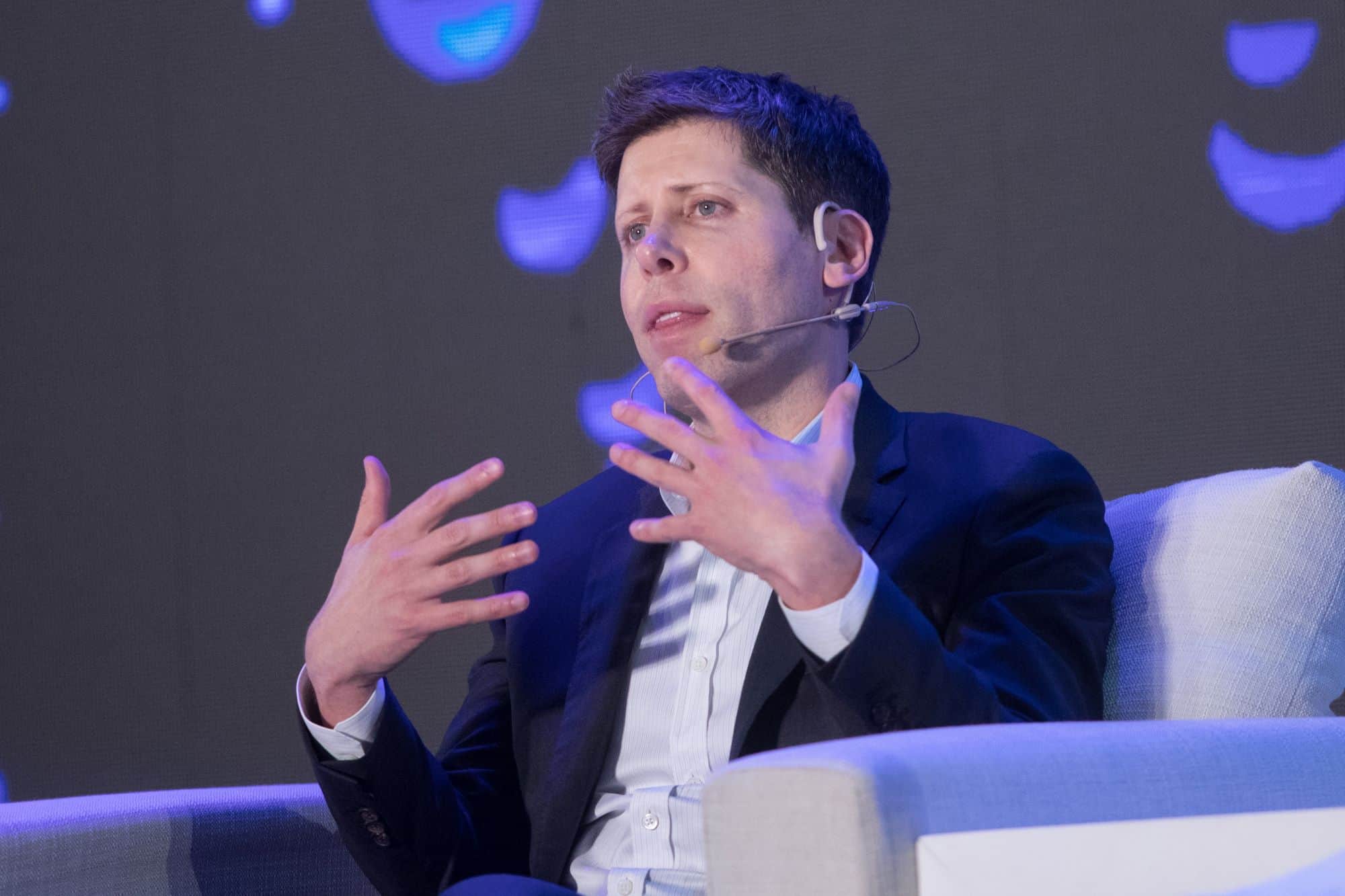 Sam Altman planeja Merge Labs, startup de interface cérebro-computador não invasiva - Imagem do artigo