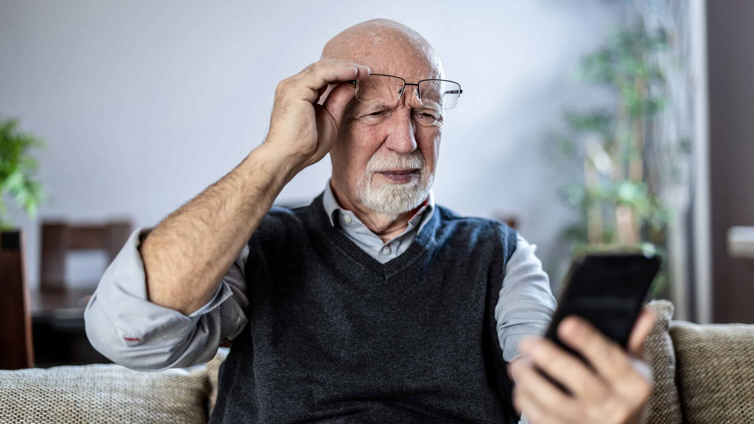 Seis hábitos frequentes de pais e avós no WhatsApp - Imagem do artigo