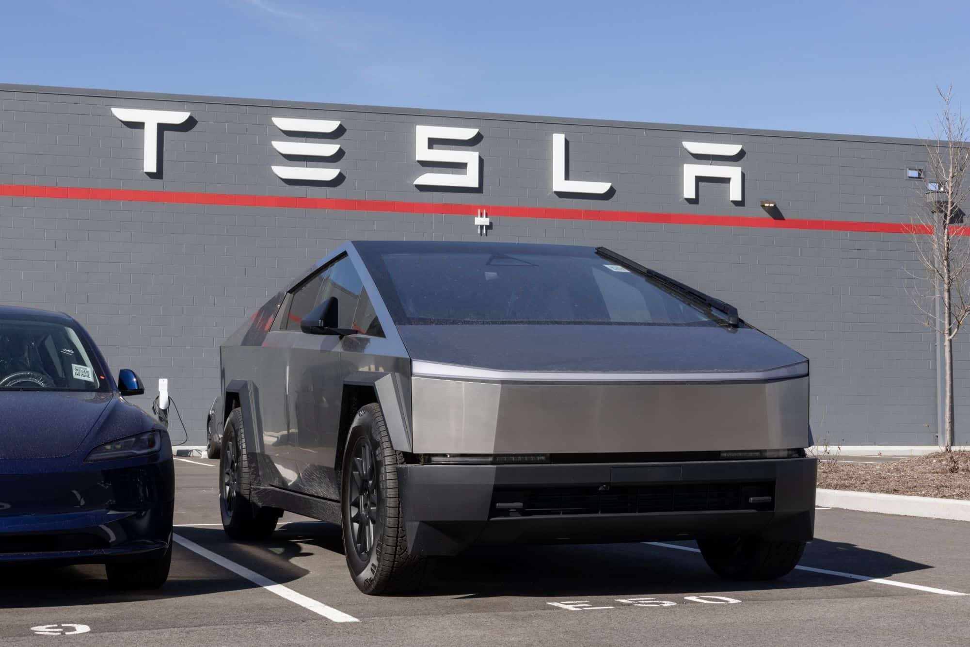 Tesla convoca 6.197 unidades do Cybertruck nos EUA por risco de desprendimento da barra de luz - Imagem do artigo