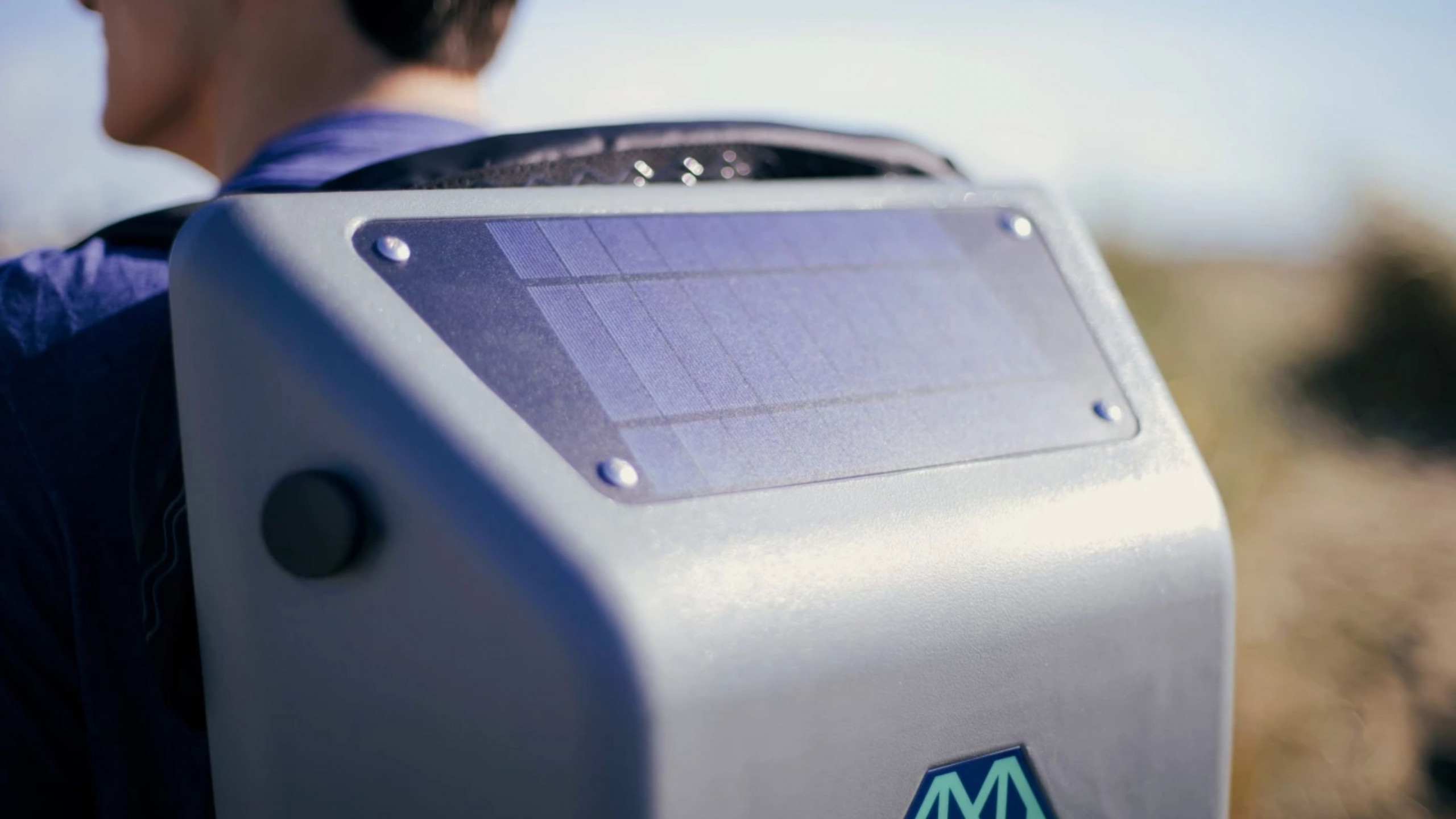 Mochila solar criada por estudante carrega celulares e já chegou a 1.200 pessoas sem-teto - Imagem do artigo