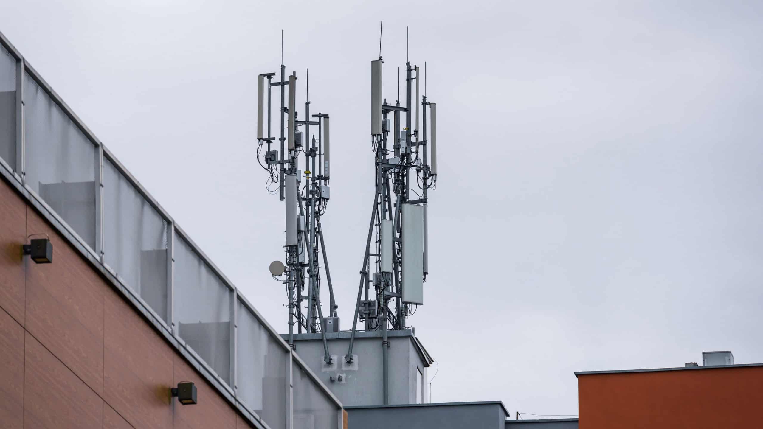 Exposição a antenas de celular segue sem evidências de danos à saúde, apontam estudos - Imagem do artigo