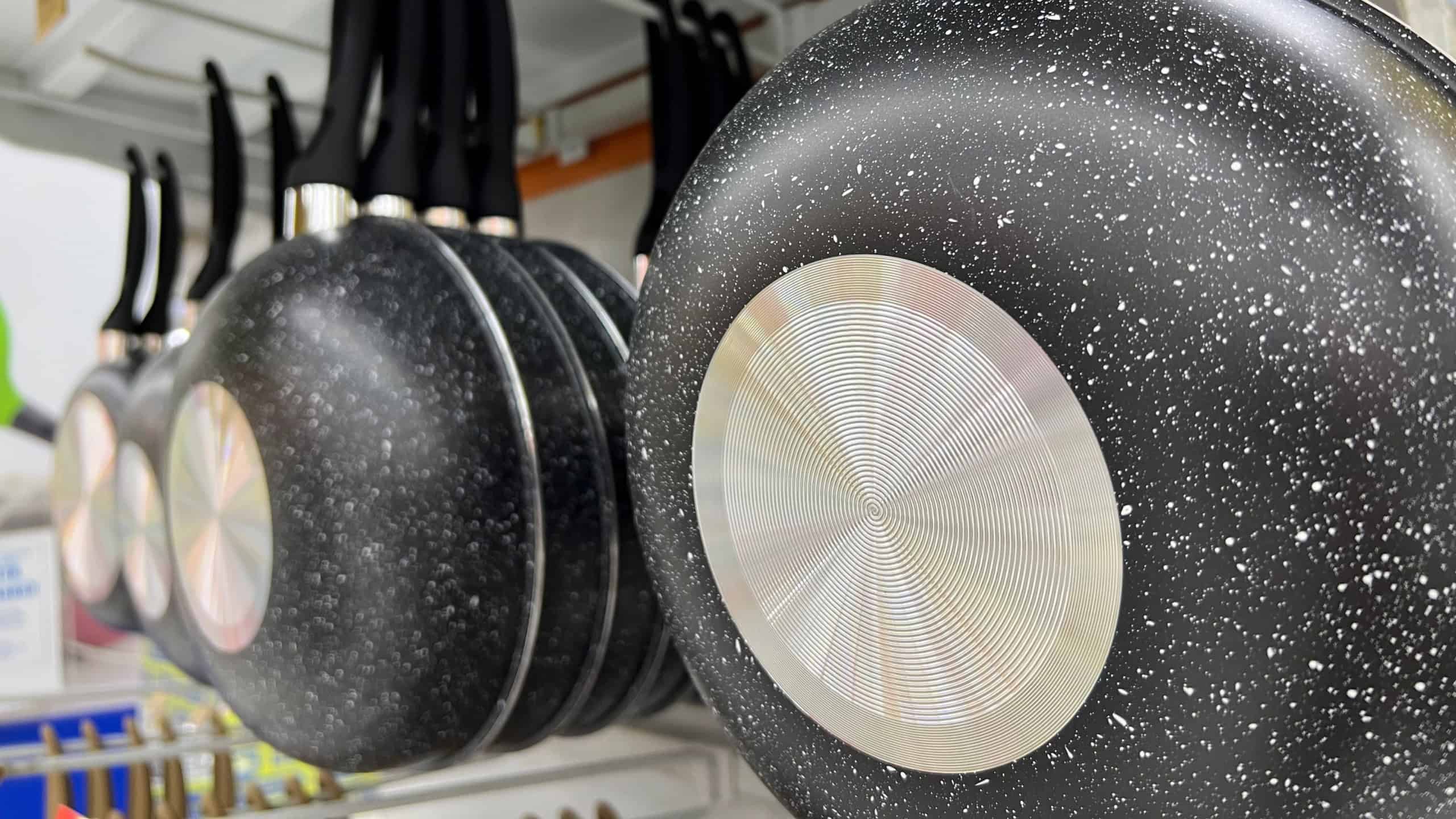 Uso de panelas antiaderentes acima de 260 °C pode liberar gases tóxicos e microplásticos, alertam especialistas - Imagem do artigo