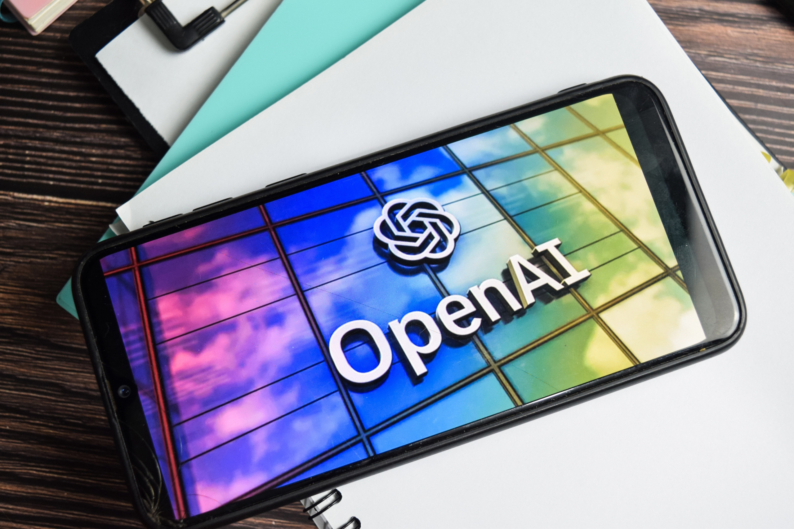 CFO da OpenAI recua e afirma que empresa não buscará apoio financeiro do governo dos EUA - Imagem do artigo