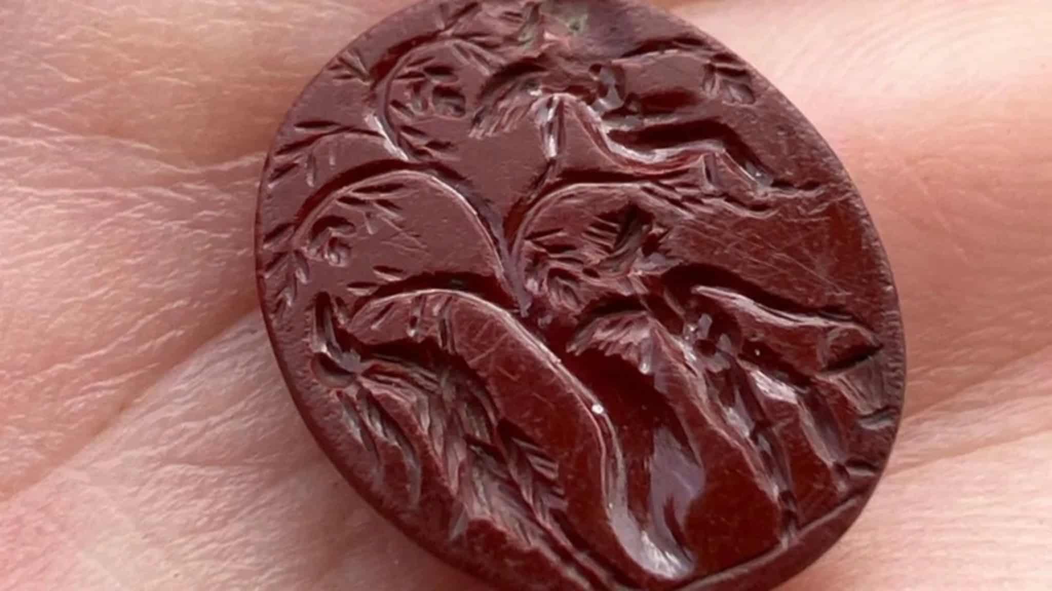 Pedra preciosa com entalhe raro é achada em forte romano próximo à Muralha de Adriano - Imagem do artigo