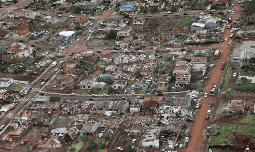 Tornado F3 devasta Rio Bonito do Iguaçu, causa seis mortes e fere 750 pessoas - Imagem do artigo