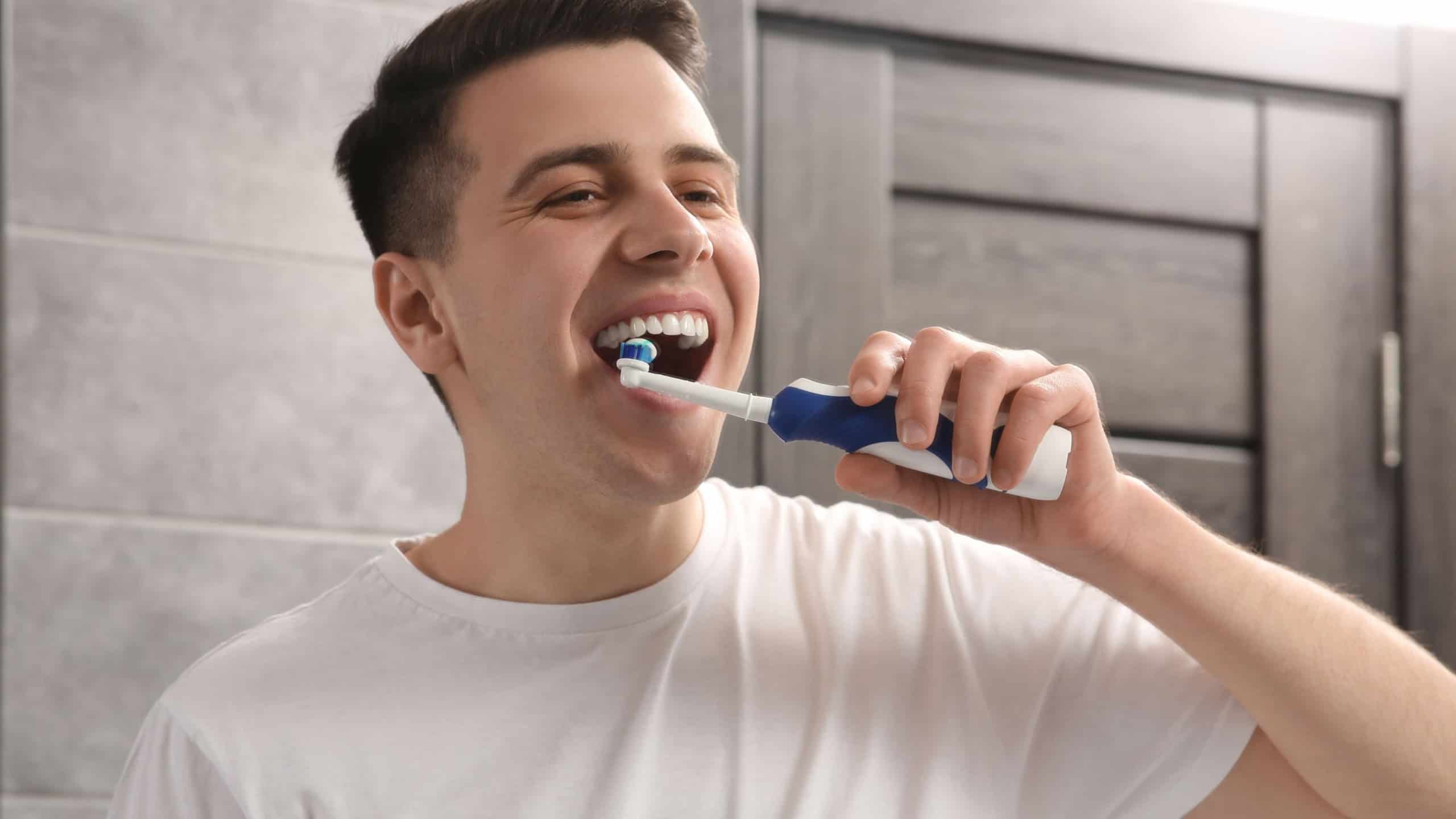 Dentistas recomendam aguardar 30 minutos após as refeições antes de escovar os dentes - Imagem do artigo