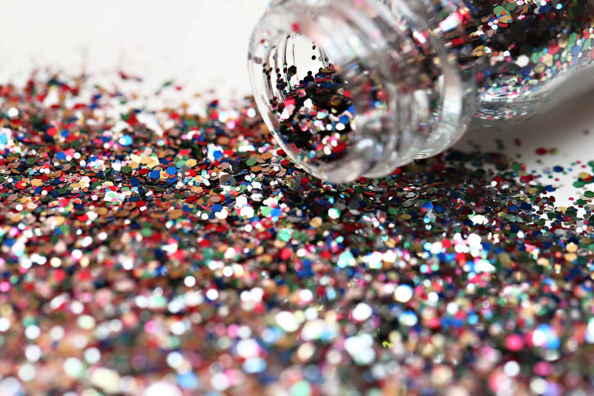 Anvisa proíbe venda de quatro marcas de glitter “comestível” que contém plástico - Imagem do artigo