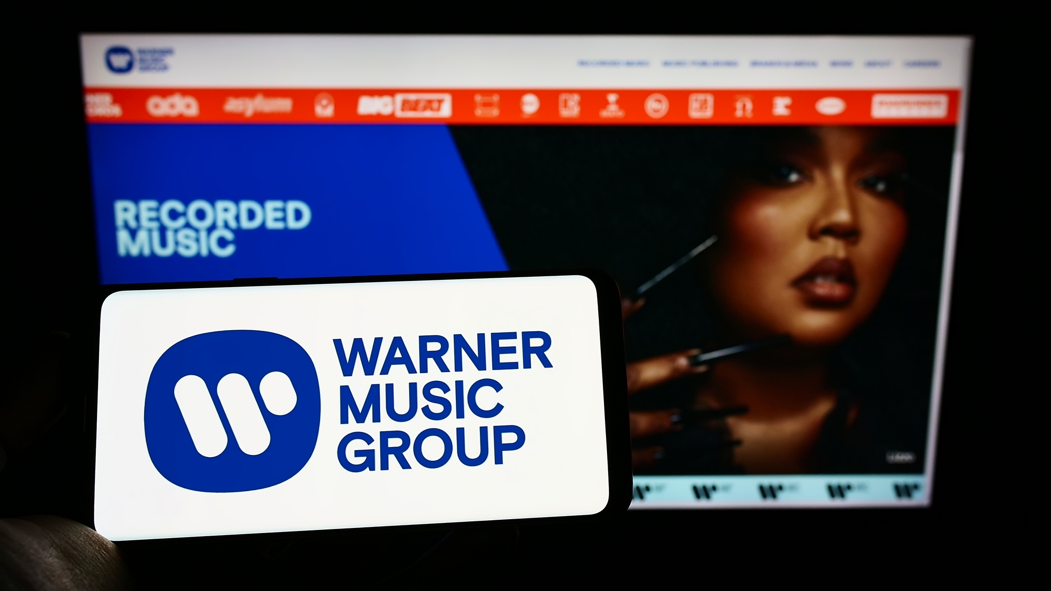 Warner Music e Suno selam parceria e encerram processo sobre uso de IA em músicas - Imagem do artigo