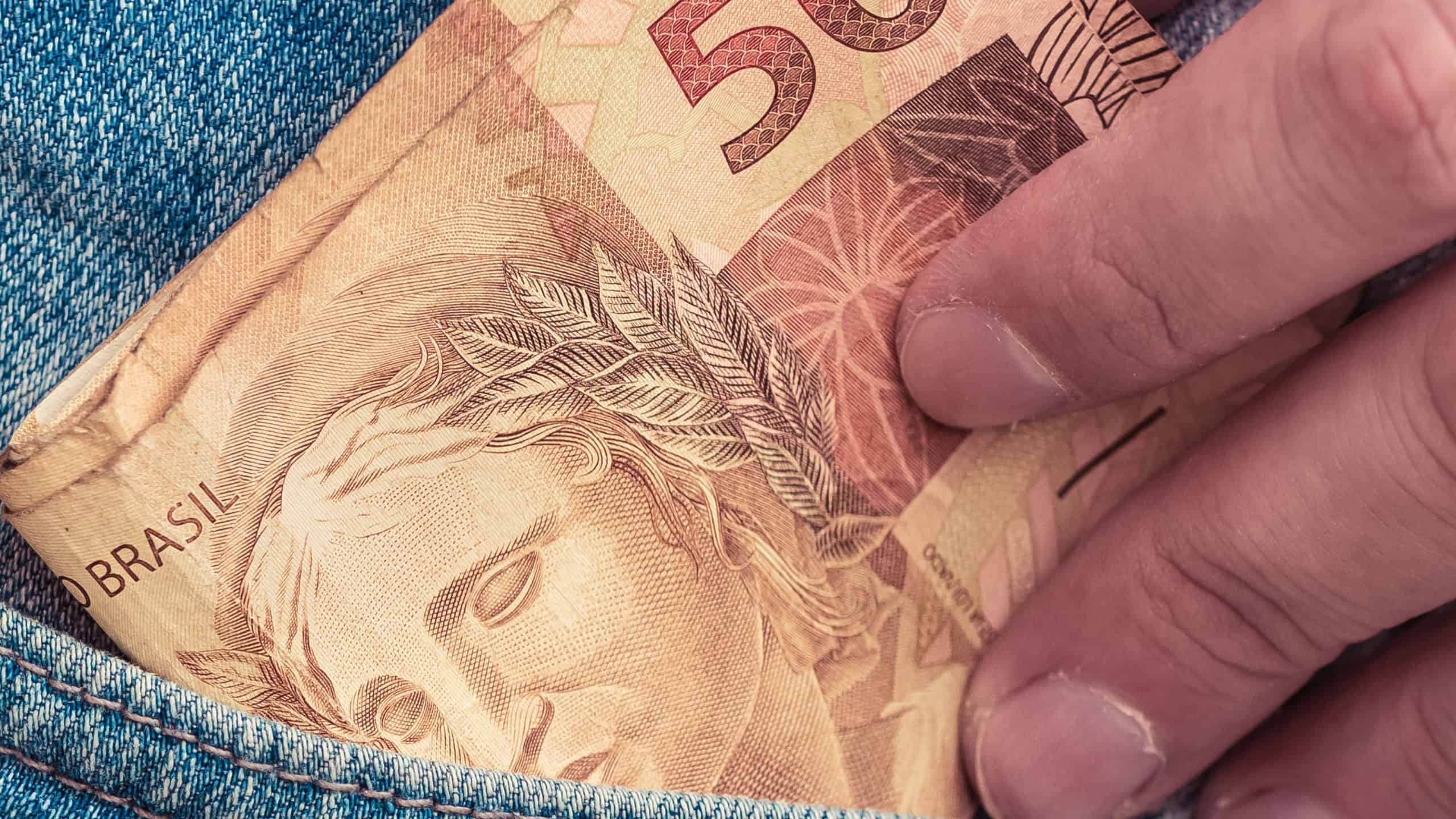 Primeira parcela do 13º salário é isenta; descontos aparecem só na segunda metade - Imagem do artigo