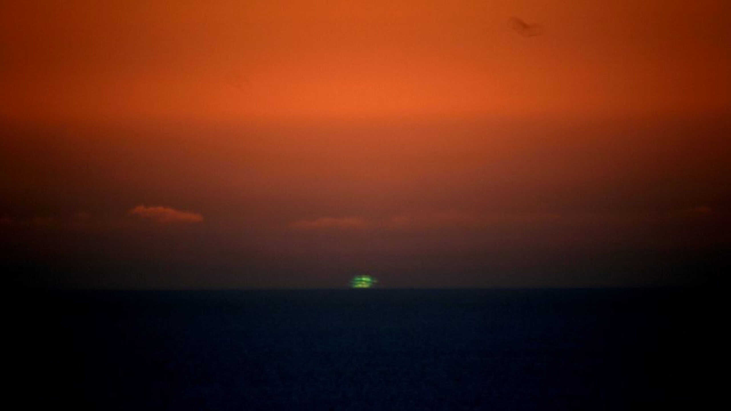 Fenômeno raro “raio verde” aparece por poucos segundos no nascer e no pôr do sol - Imagem do artigo