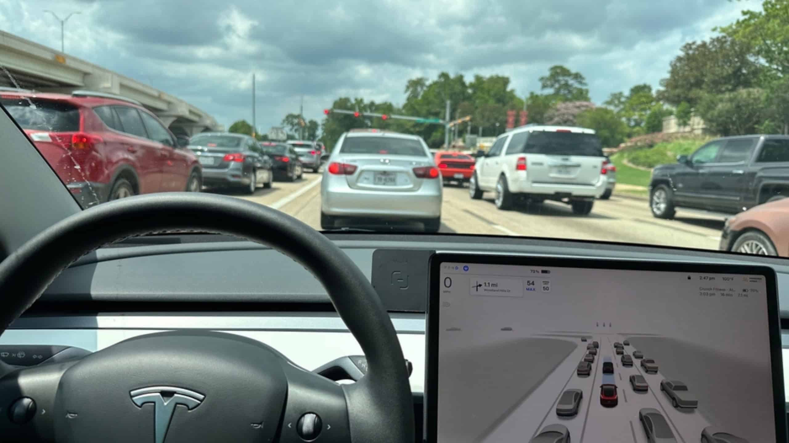Tesla libera envio de mensagens durante uso do piloto automático, diz Elon Musk - Imagem do artigo