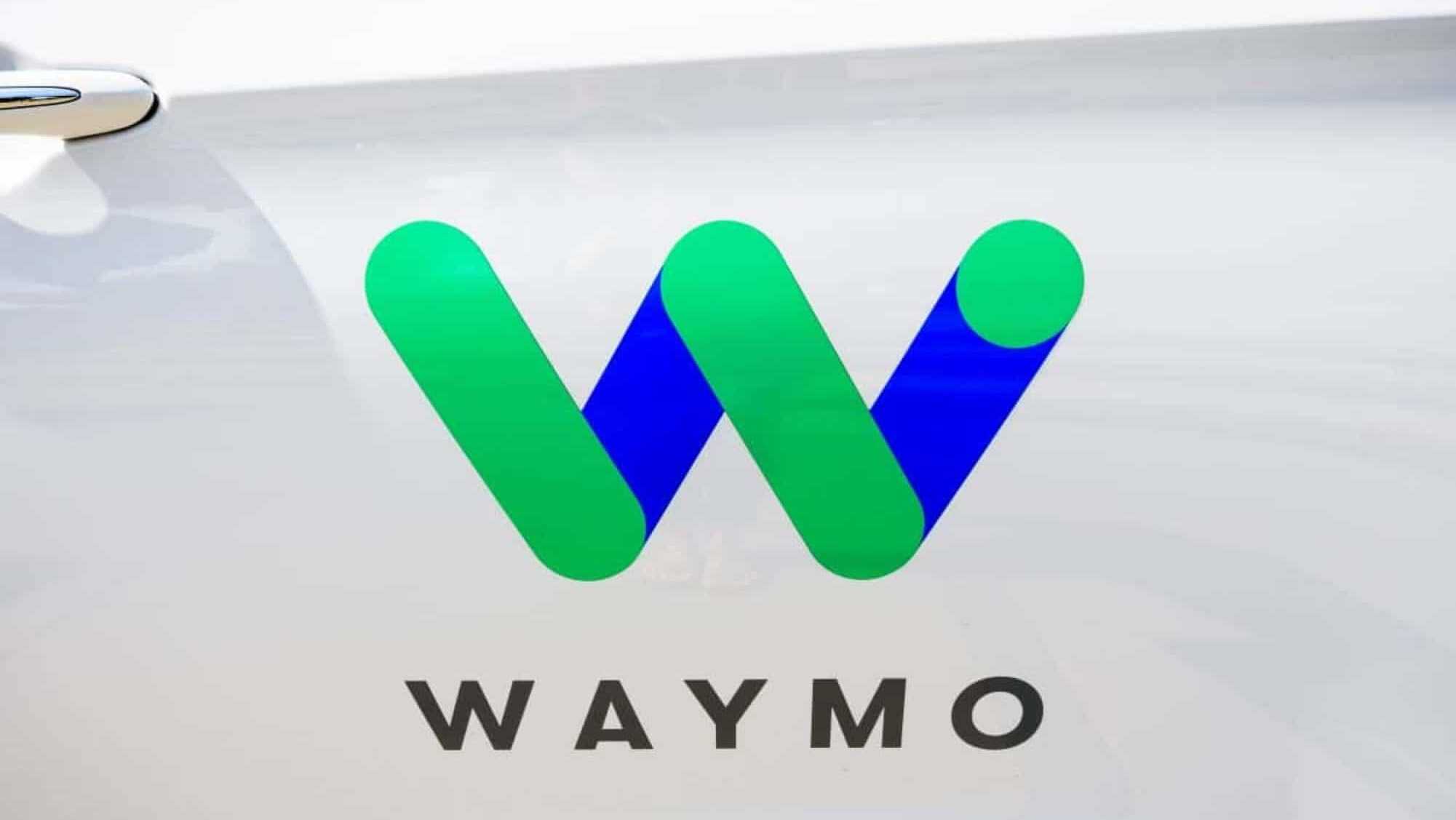 NHTSA cobra Waymo após 19 ultrapassagens de ônibus escolares por robotáxis - Imagem do artigo
