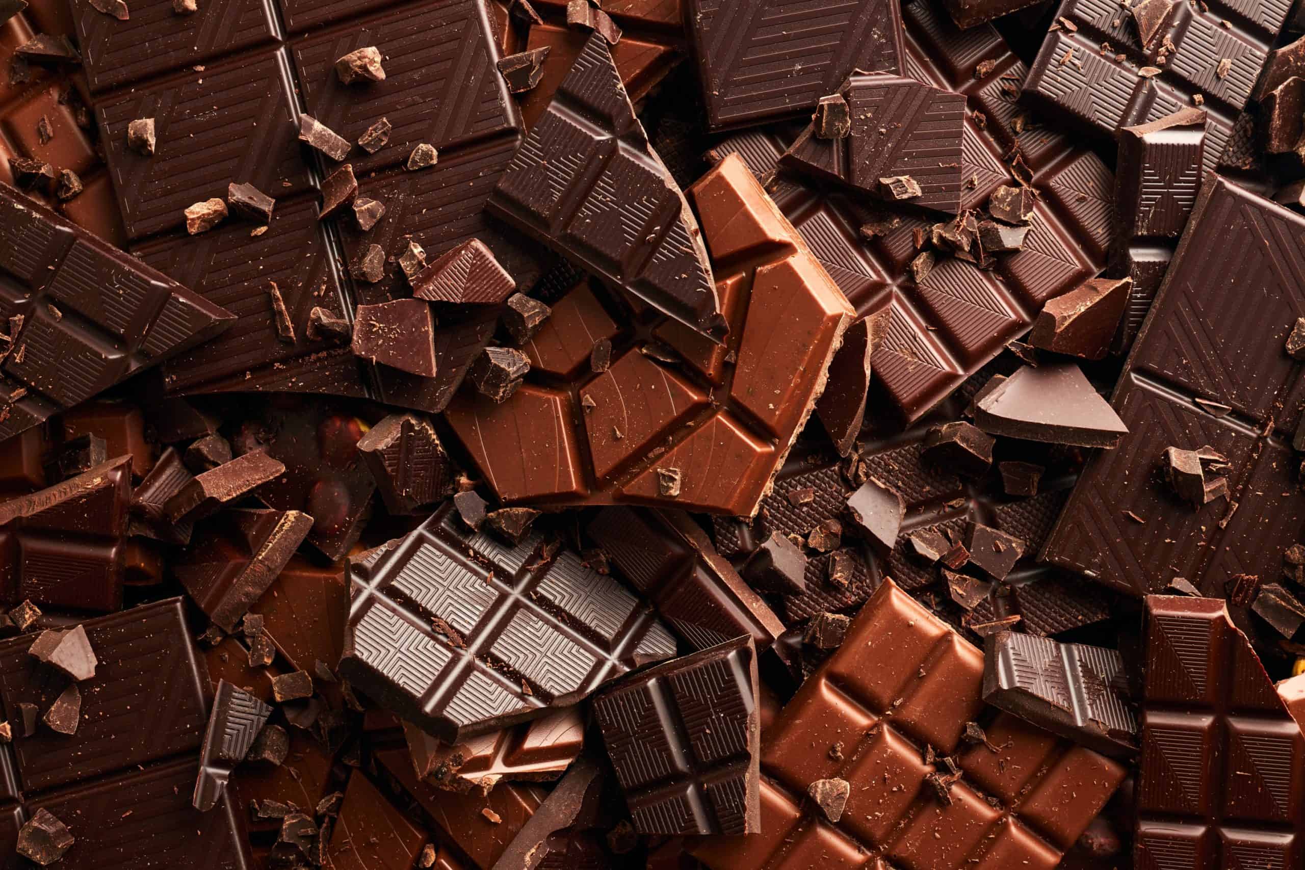 Chocolate e amendoim agravam espinhas? O que a dermatologia confirma - Imagem do artigo