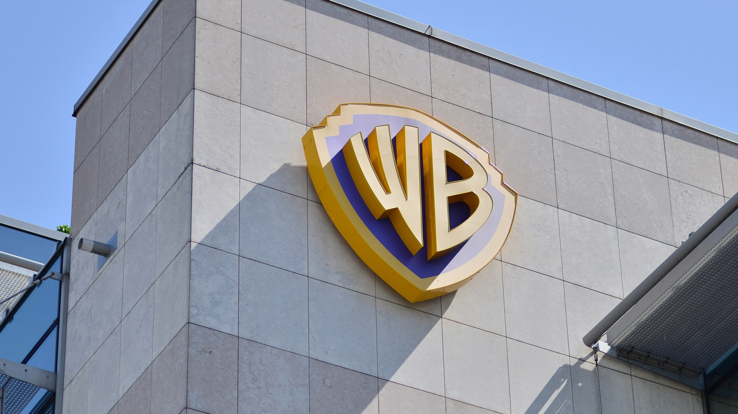 Oferta hostil da Paramount intensifica disputa com a Netflix pelo controle da Warner Bros. Discovery - Imagem do artigo