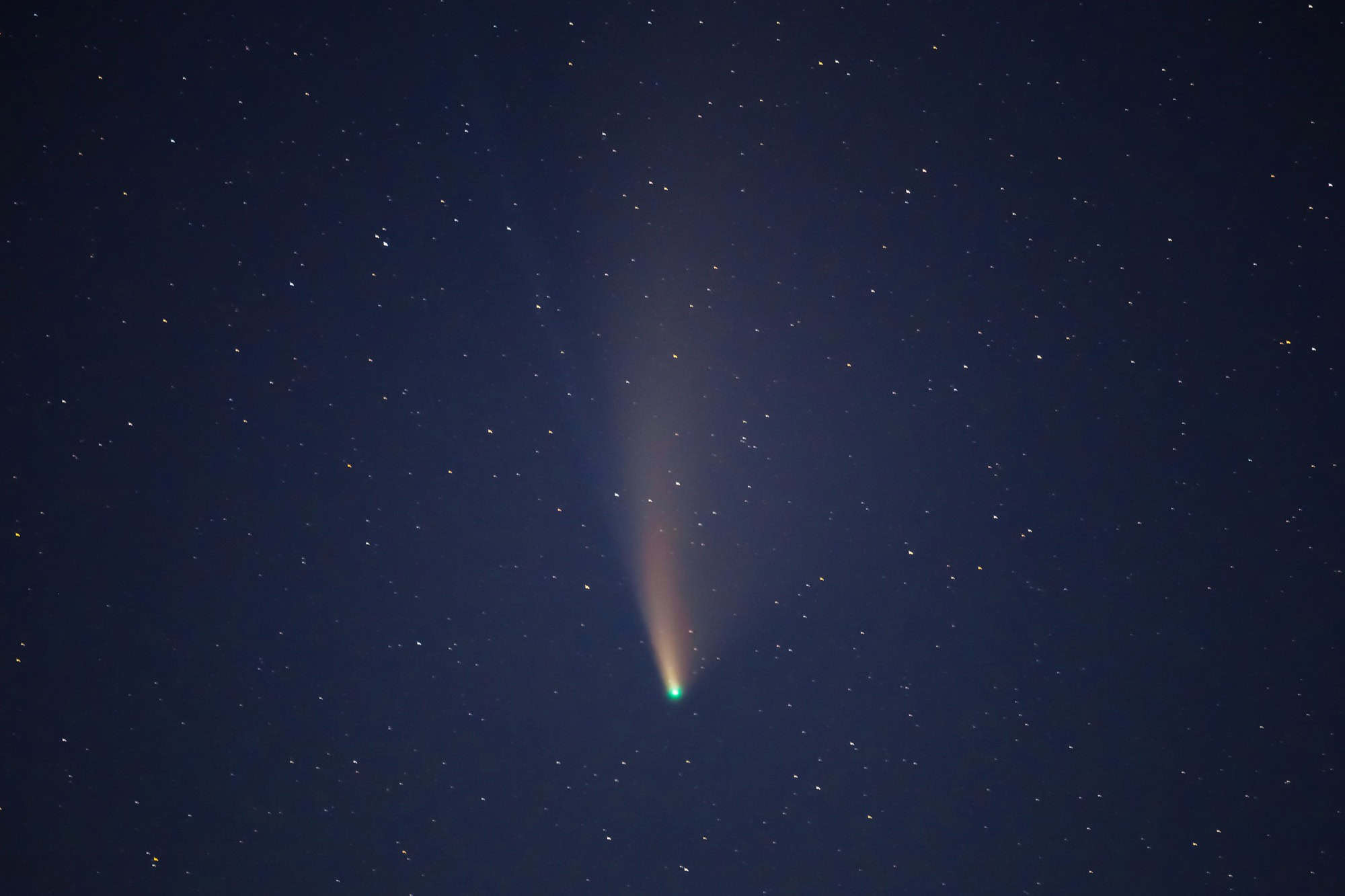 Imagem capta cometa SWAN ao lado dos Pilares da Criação - Imagem do artigo