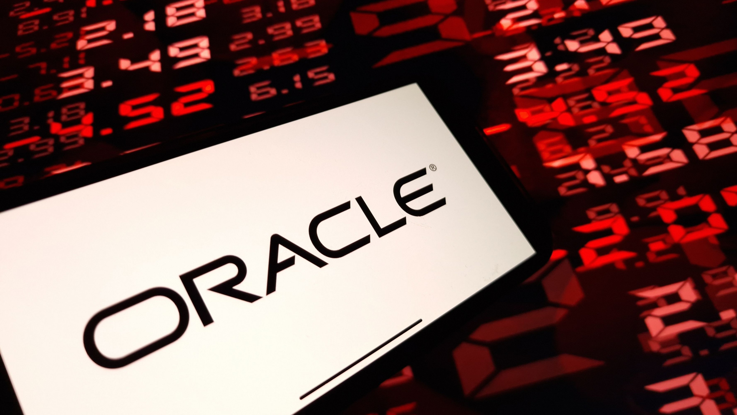 Ações da Oracle caem mais de 10% após projeções fracas e aumento de gastos em data centers de IA - Imagem do artigo