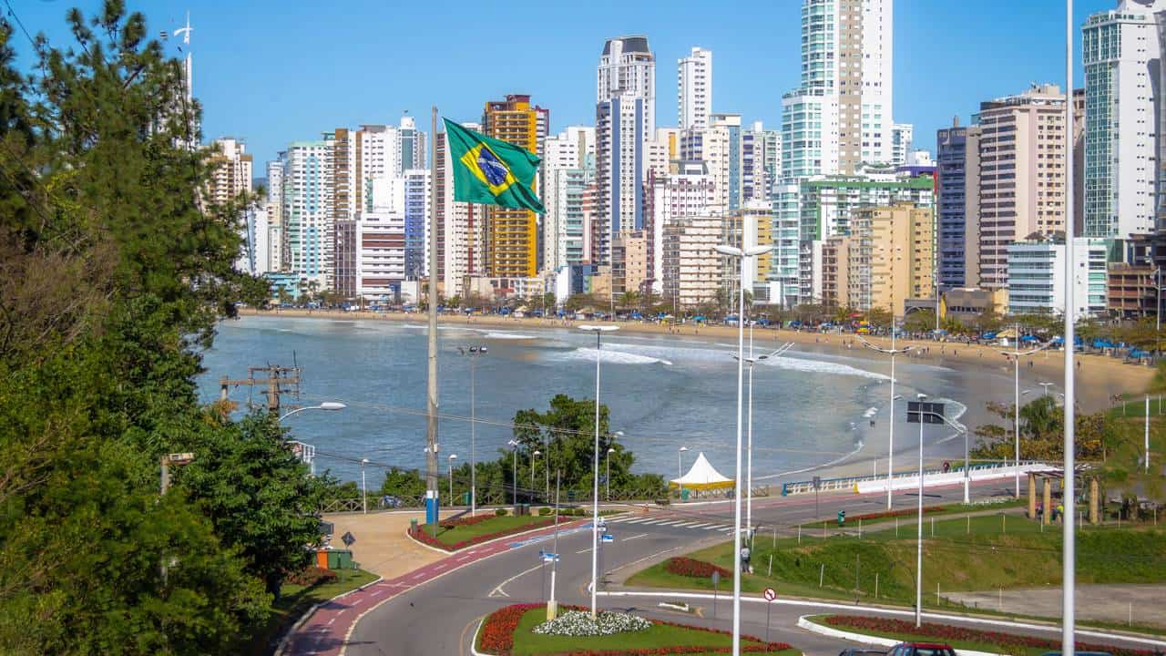 Balneário Camboriú vira referência em luxo, tecnologia e arranha-céus no litoral catarinense - Imagem do artigo